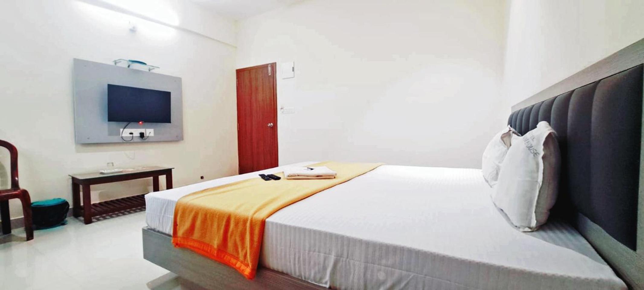 Standard Double Room with Fan - Photo 9