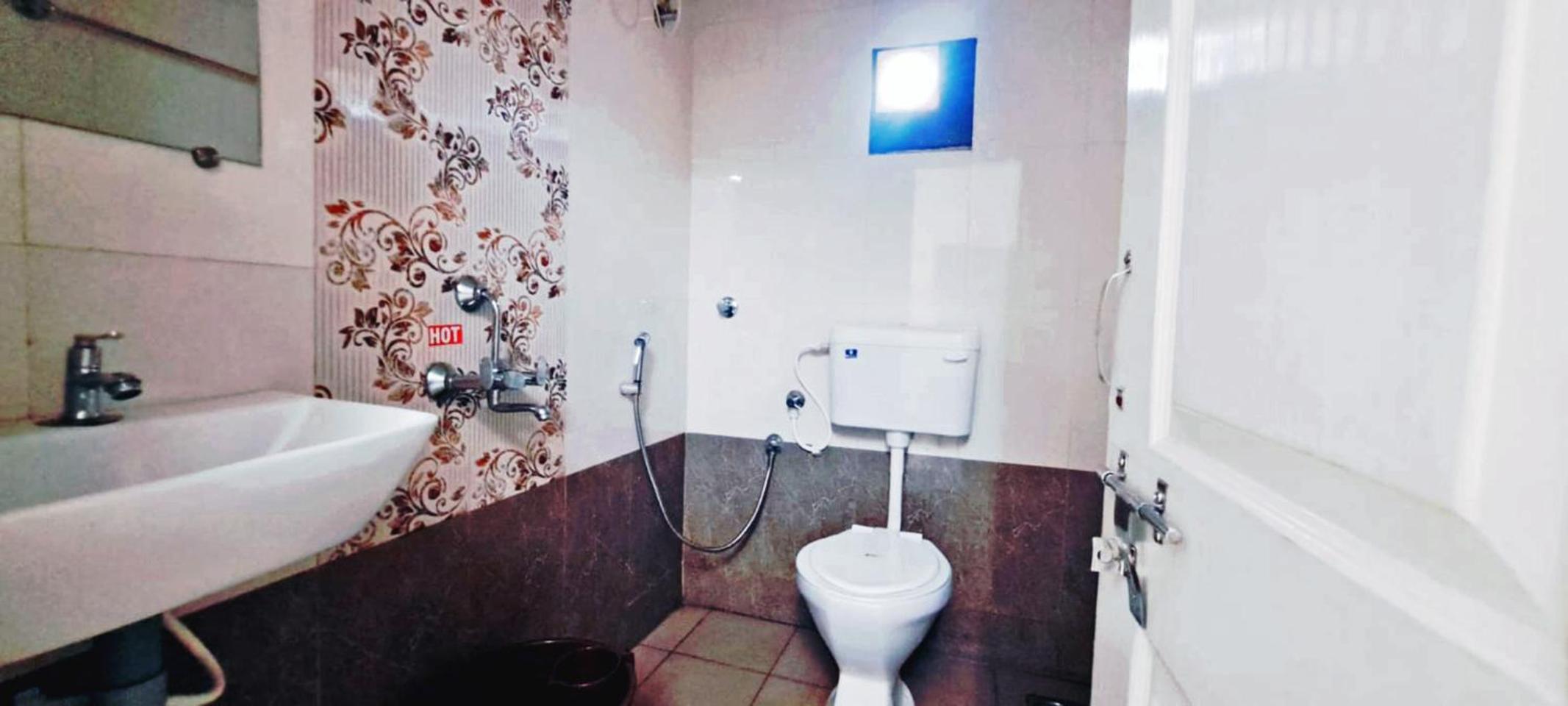 Standard Double Room with Fan - Photo 8