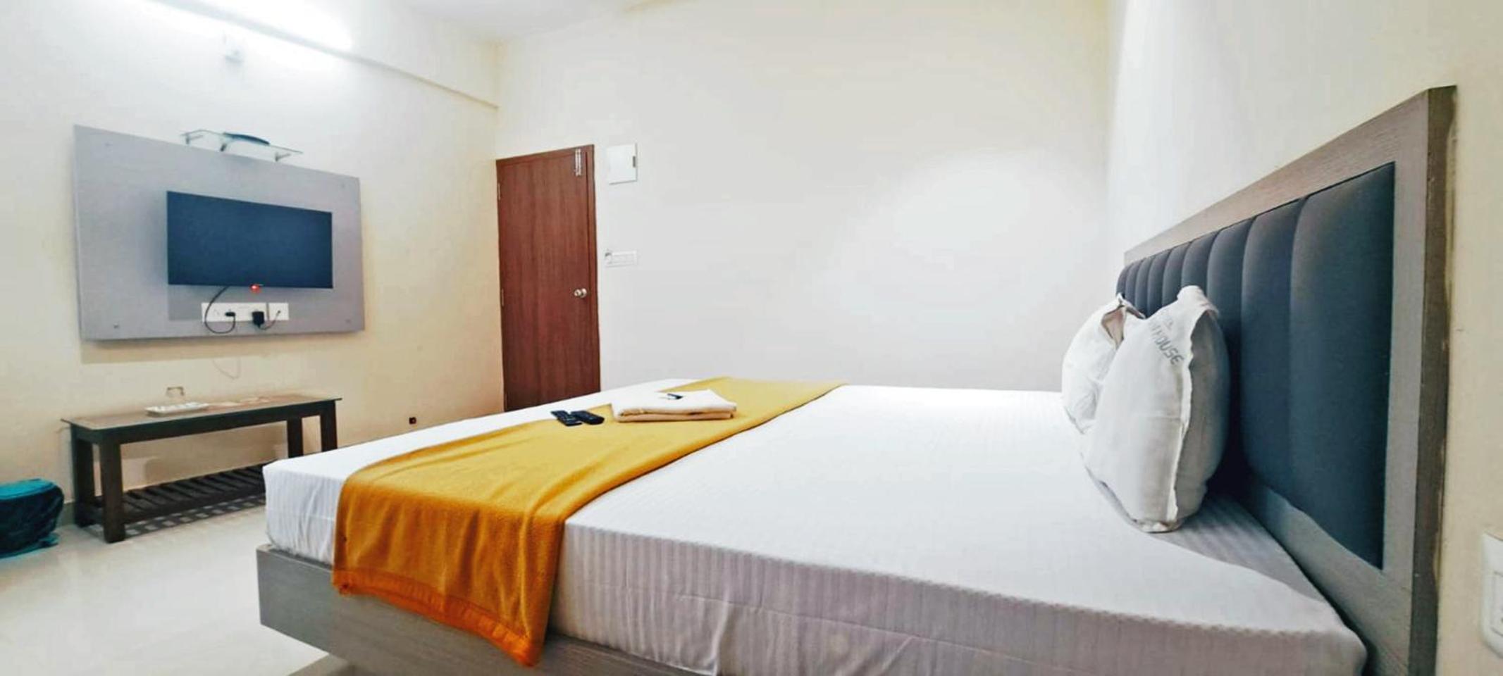 Standard Double Room with Fan - Photo 5
