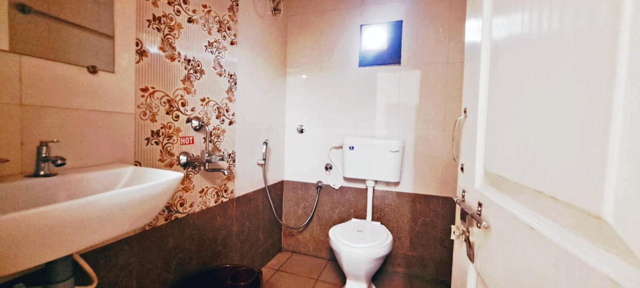 Standard Double Room with Fan - Photo 4