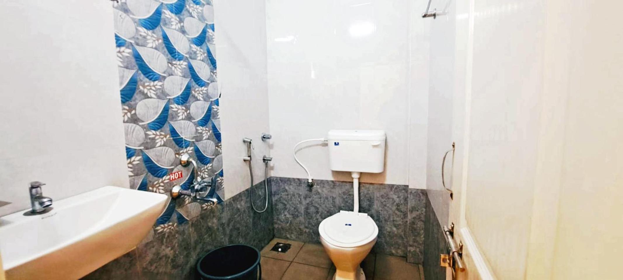 Standard Double Room with Fan - Photo 2