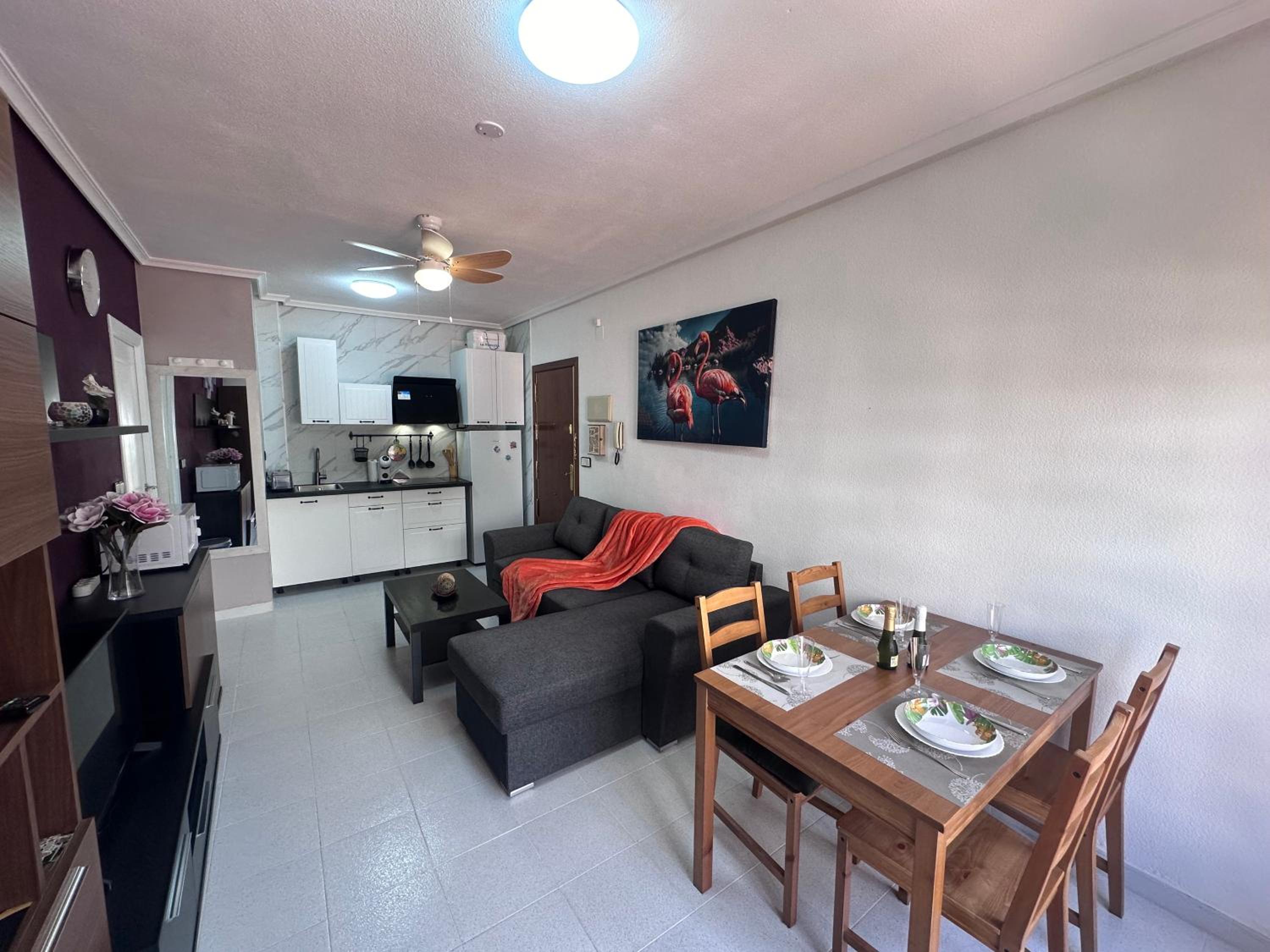 Apartamento de una habitación con balcón y vista a la ciudad