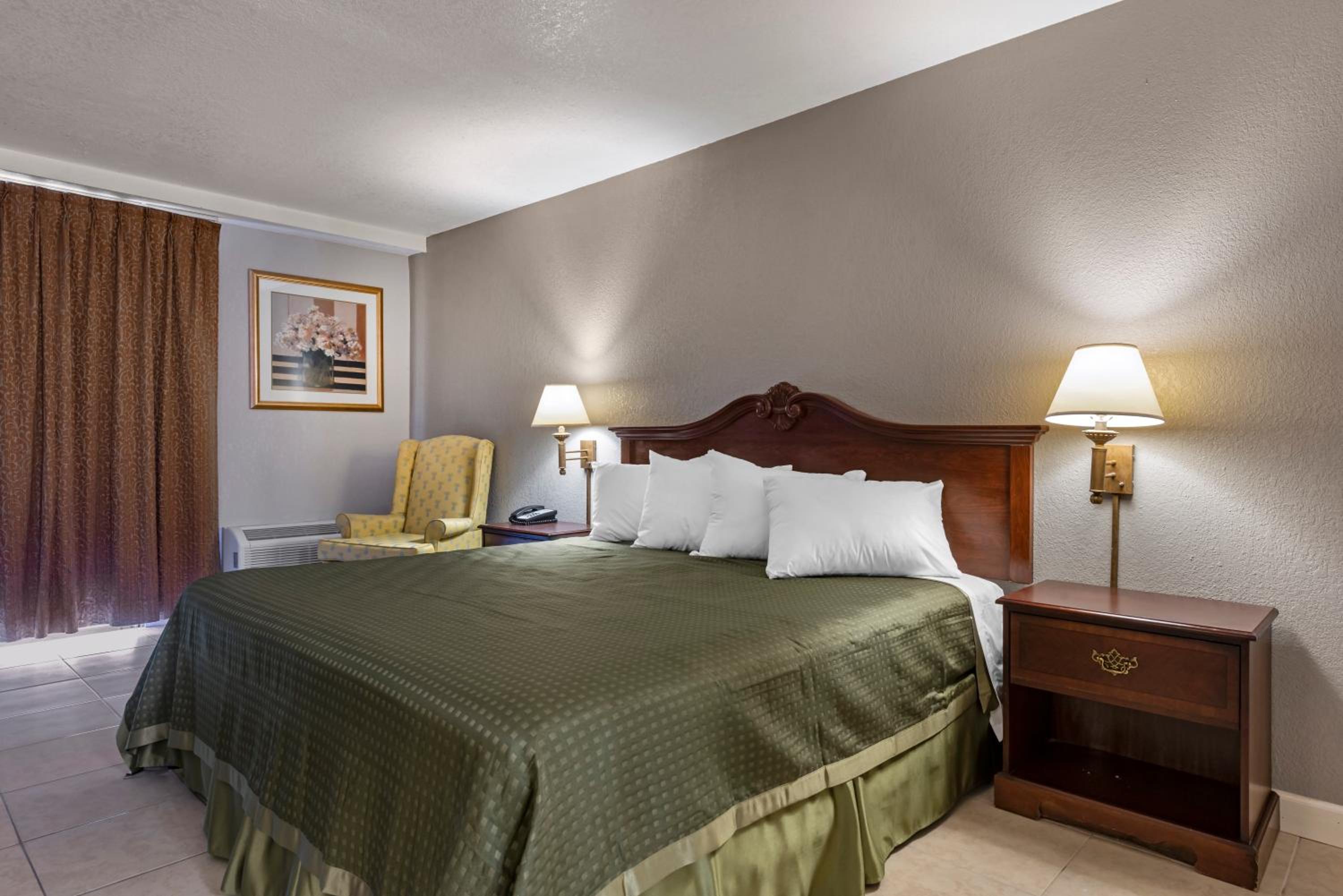 King Room - Non-Smoking - Photo 1