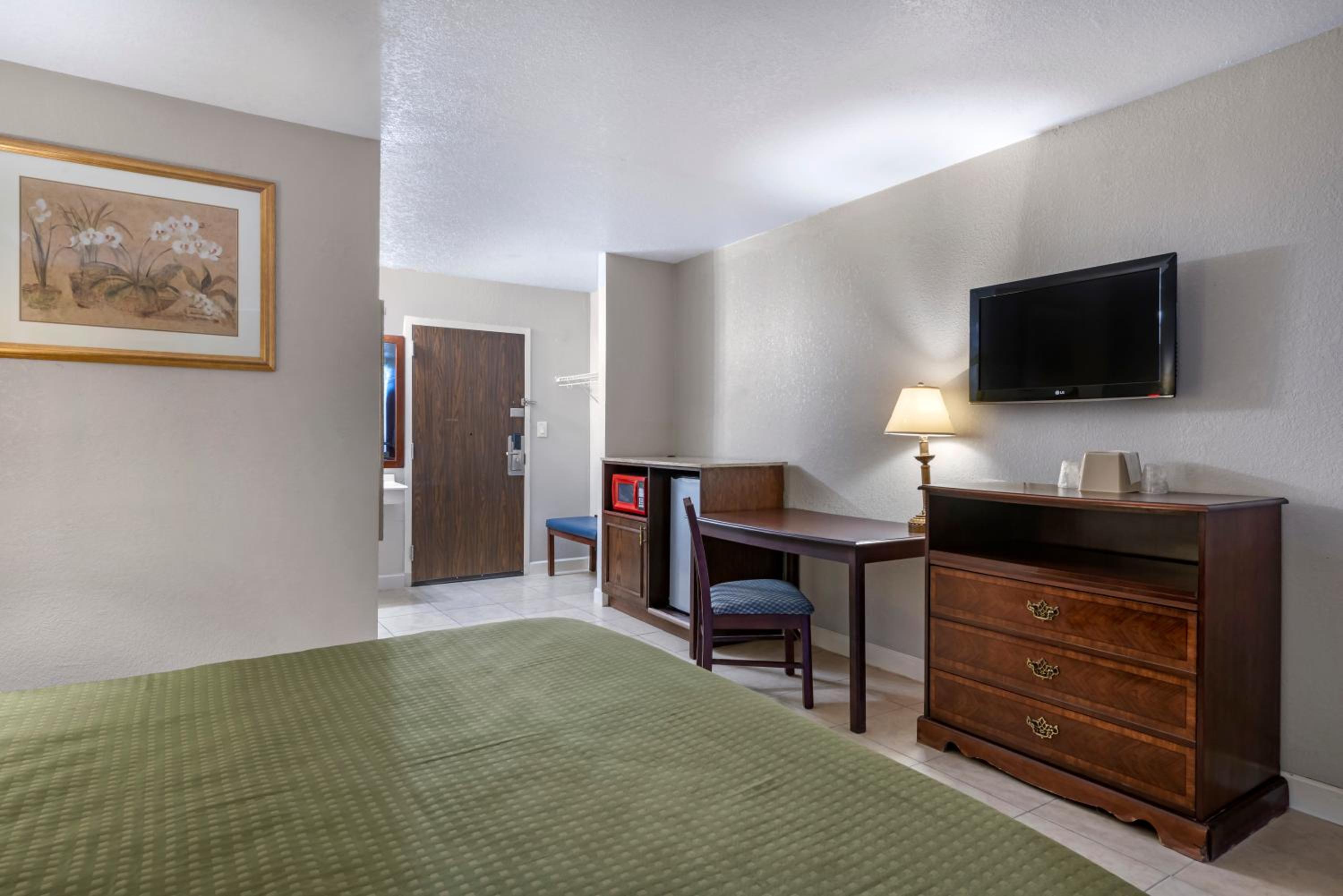 King Room - Non-Smoking - Photo 3