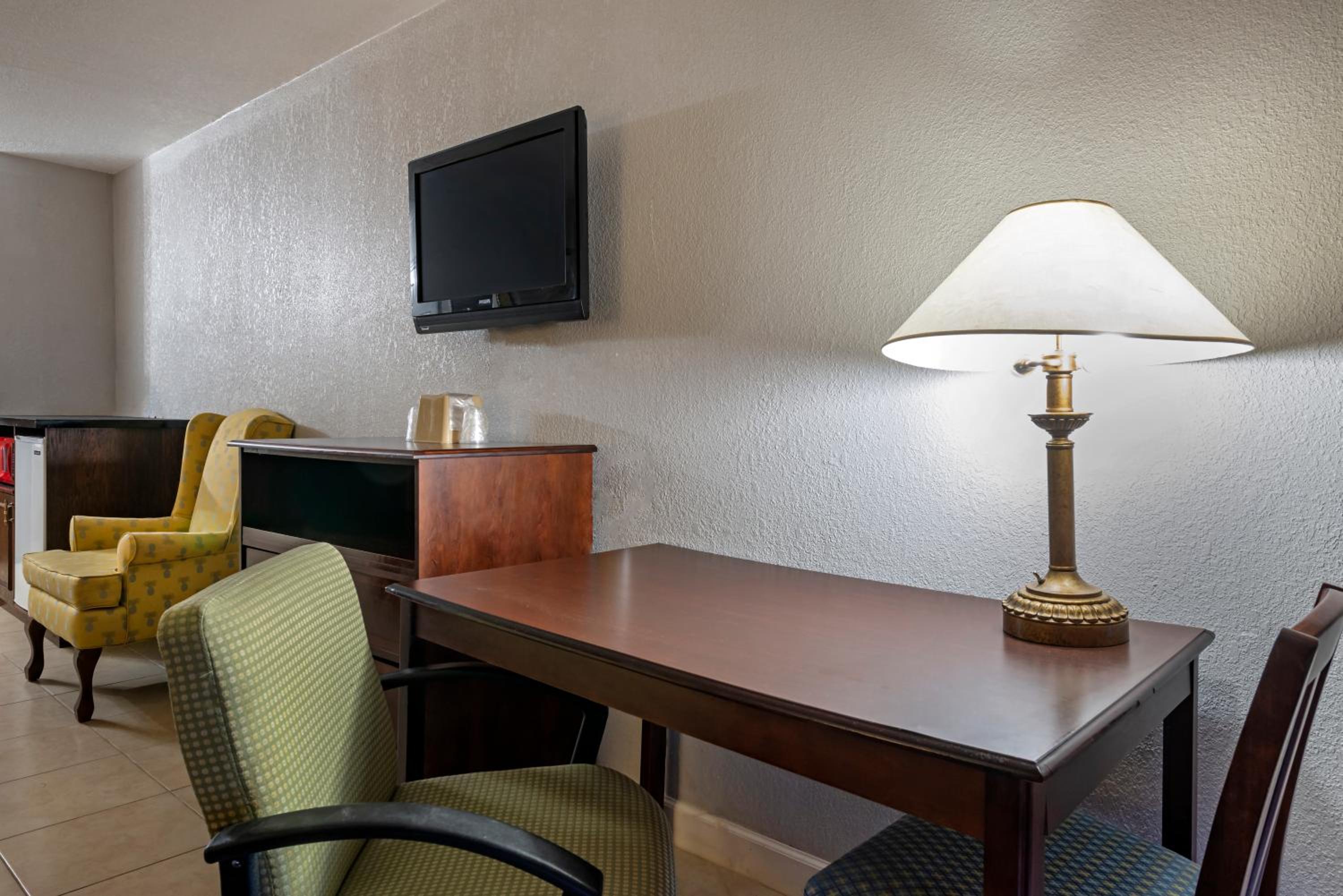 King Room - Non-Smoking - Photo 5