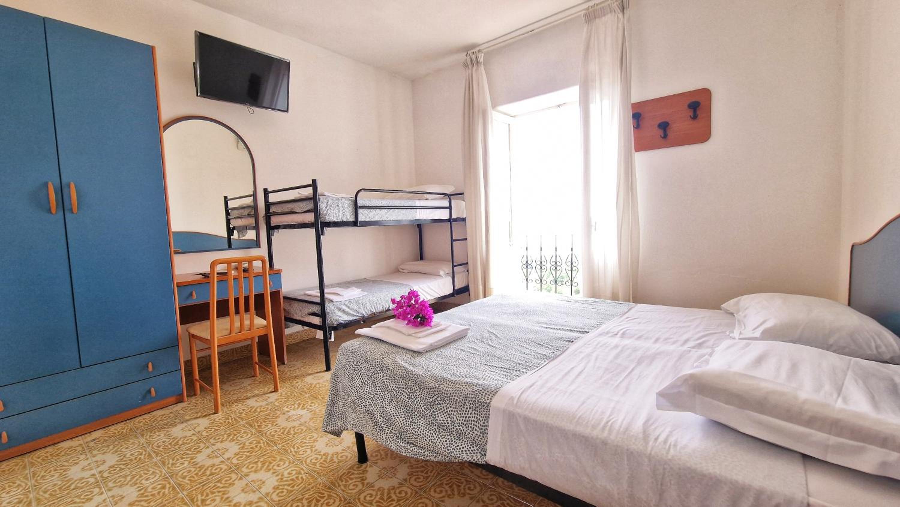Quadruple Room with Balcony - Photo 1