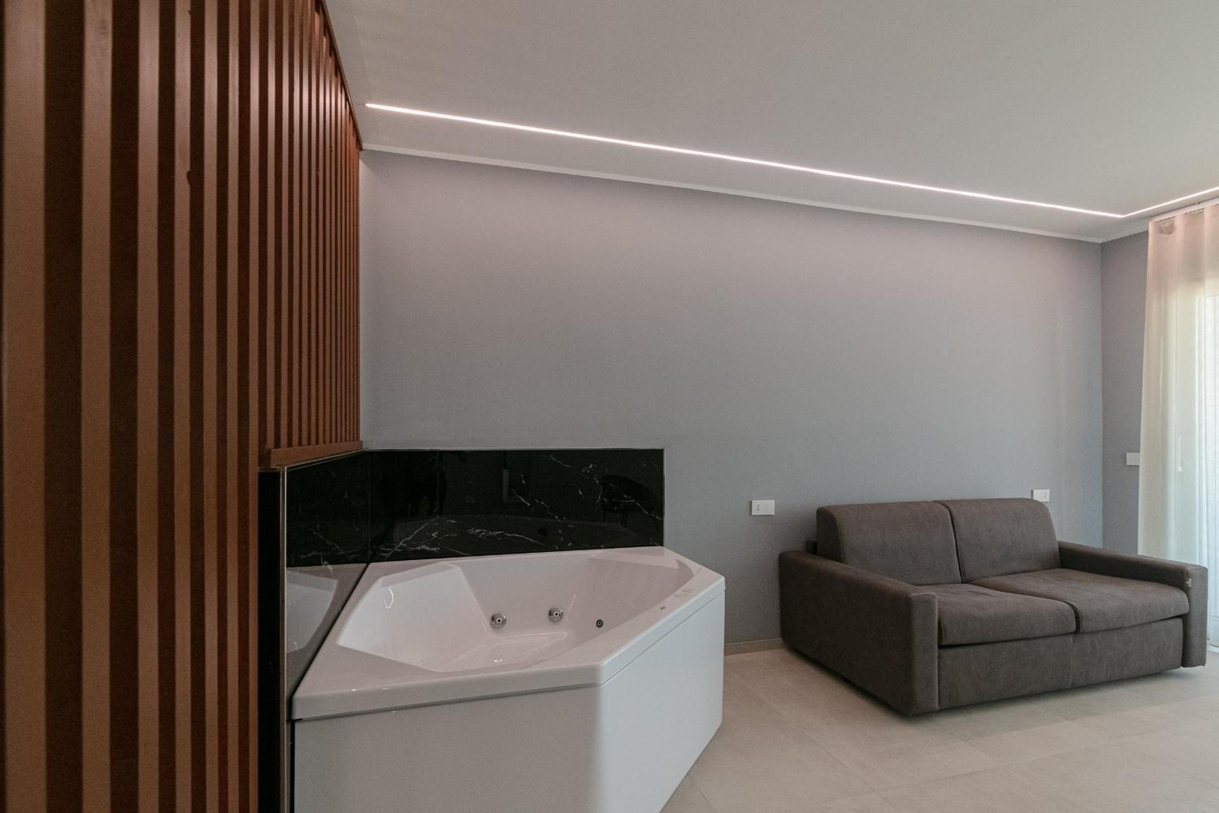 Suite with Spa Bath - Photo 12