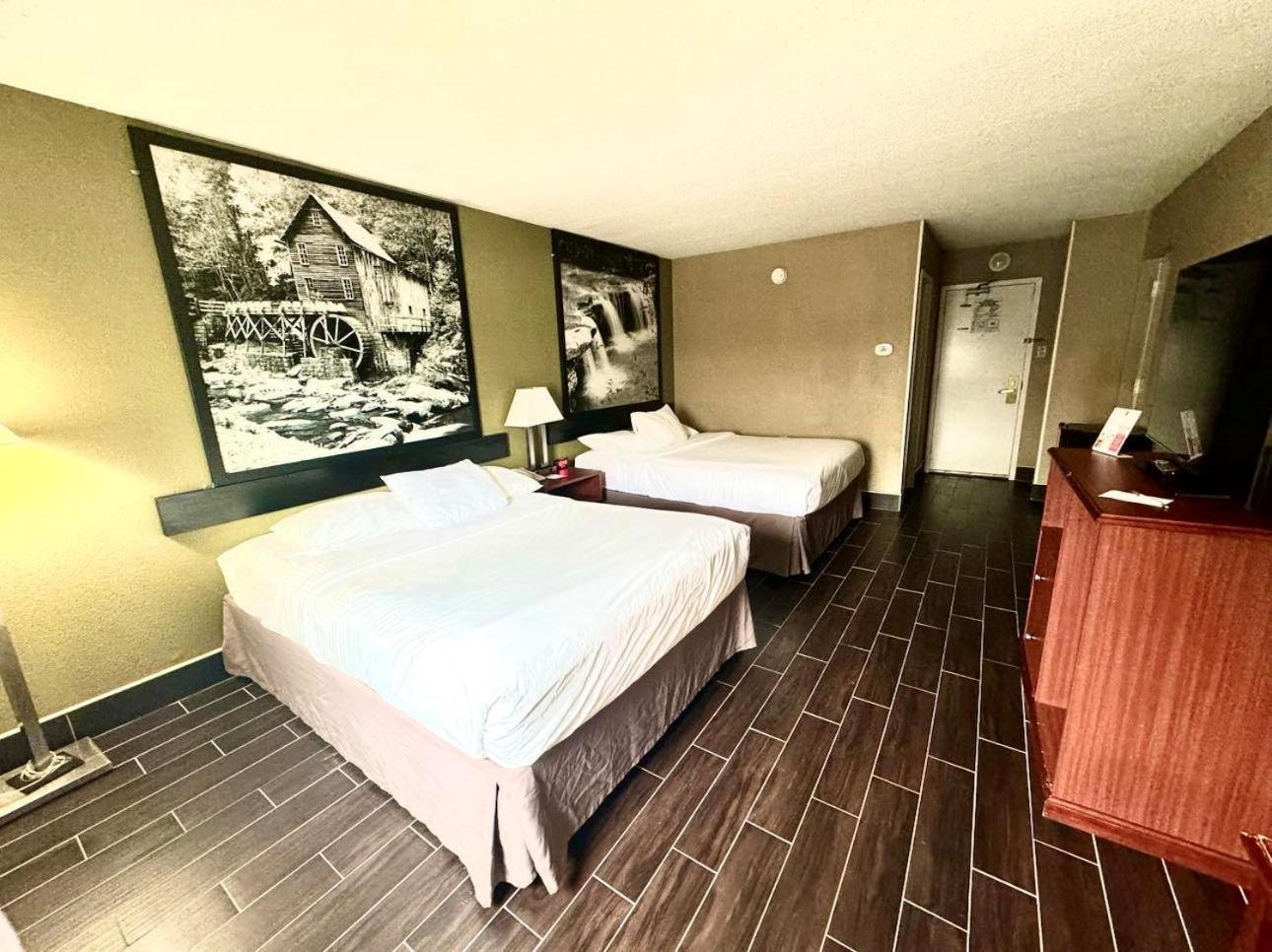 Queen Room With Two Queen Beds - Non-Smoking