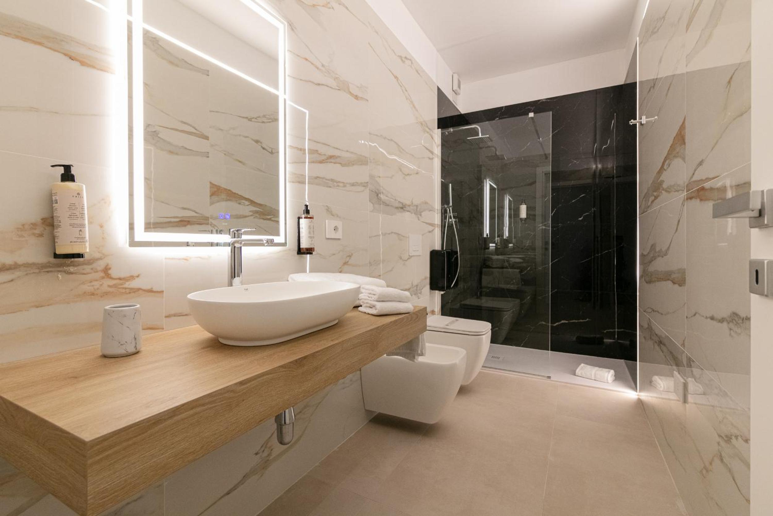 Suite with Spa Bath - Photo 2