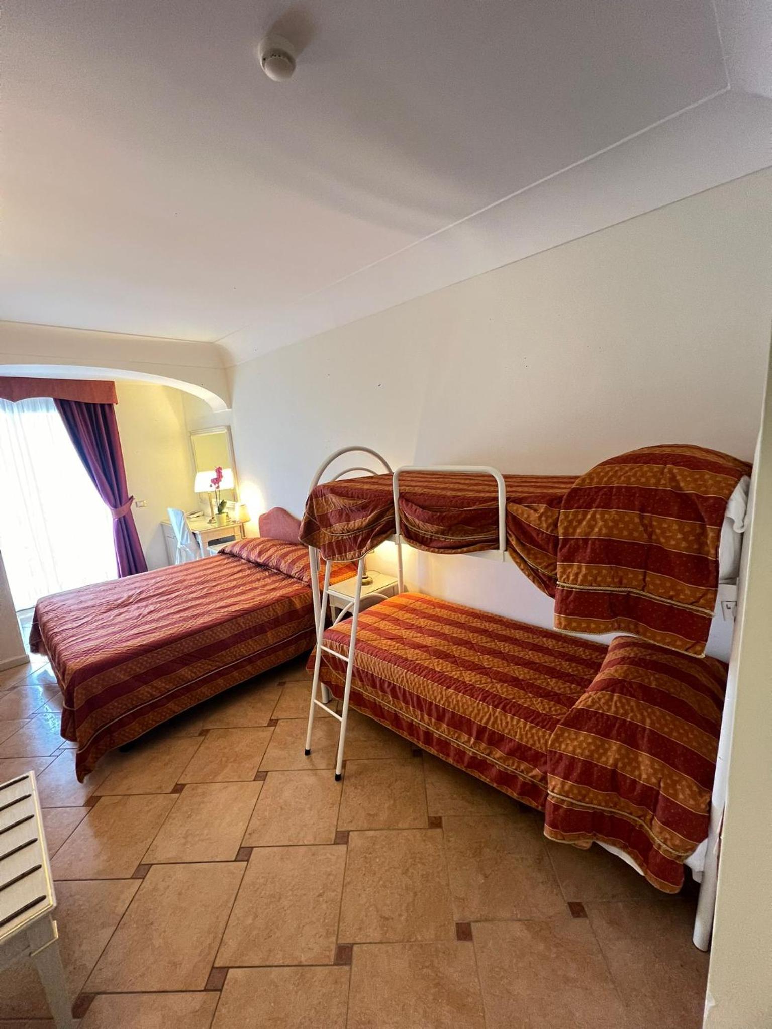 Economy Quadruple Room - Photo 1