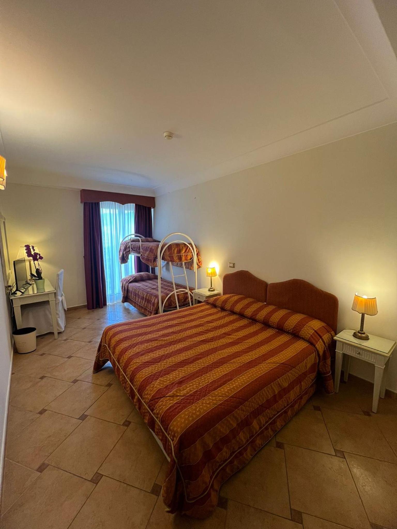 Economy Quadruple Room - Photo 2