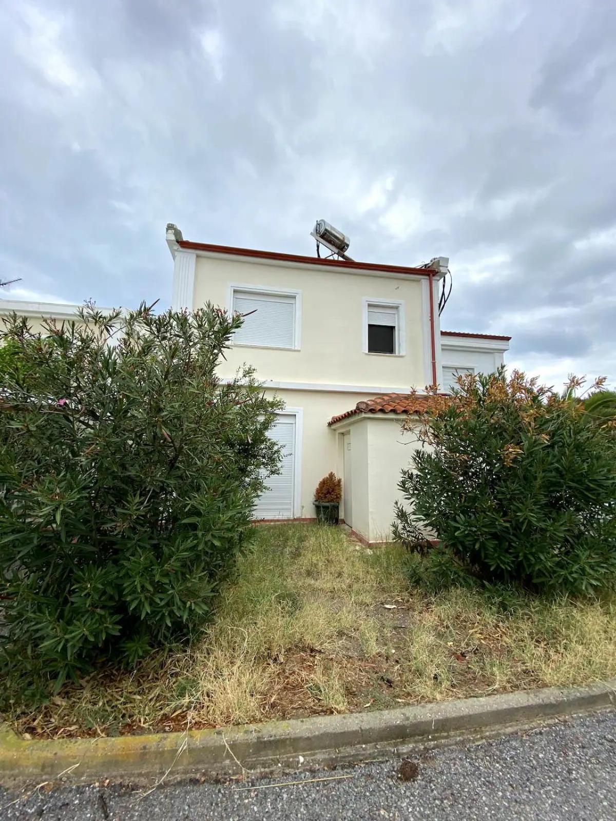 Three-Bedroom House photo 2