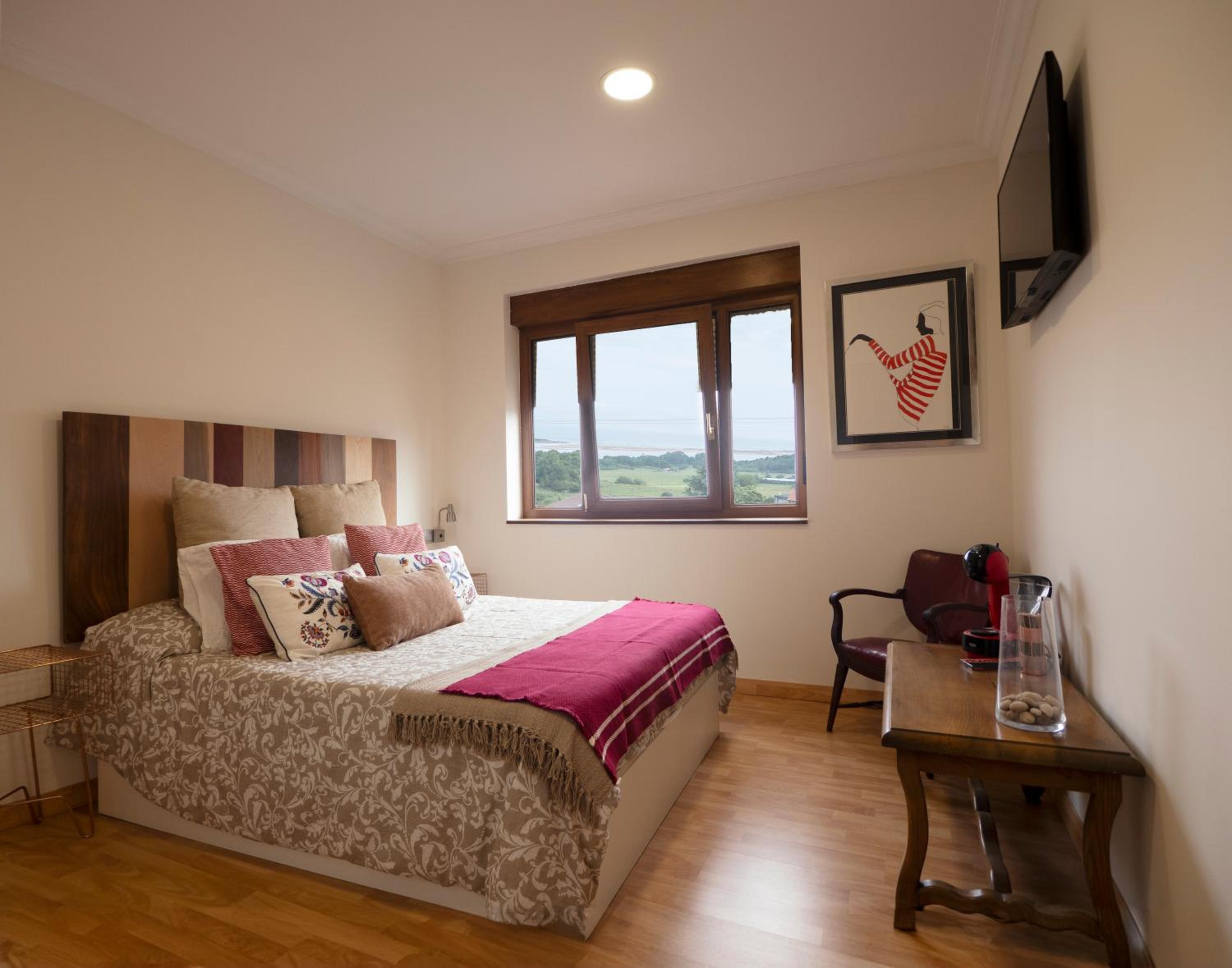 Deluxe Double Room with Side Sea View photo 2
