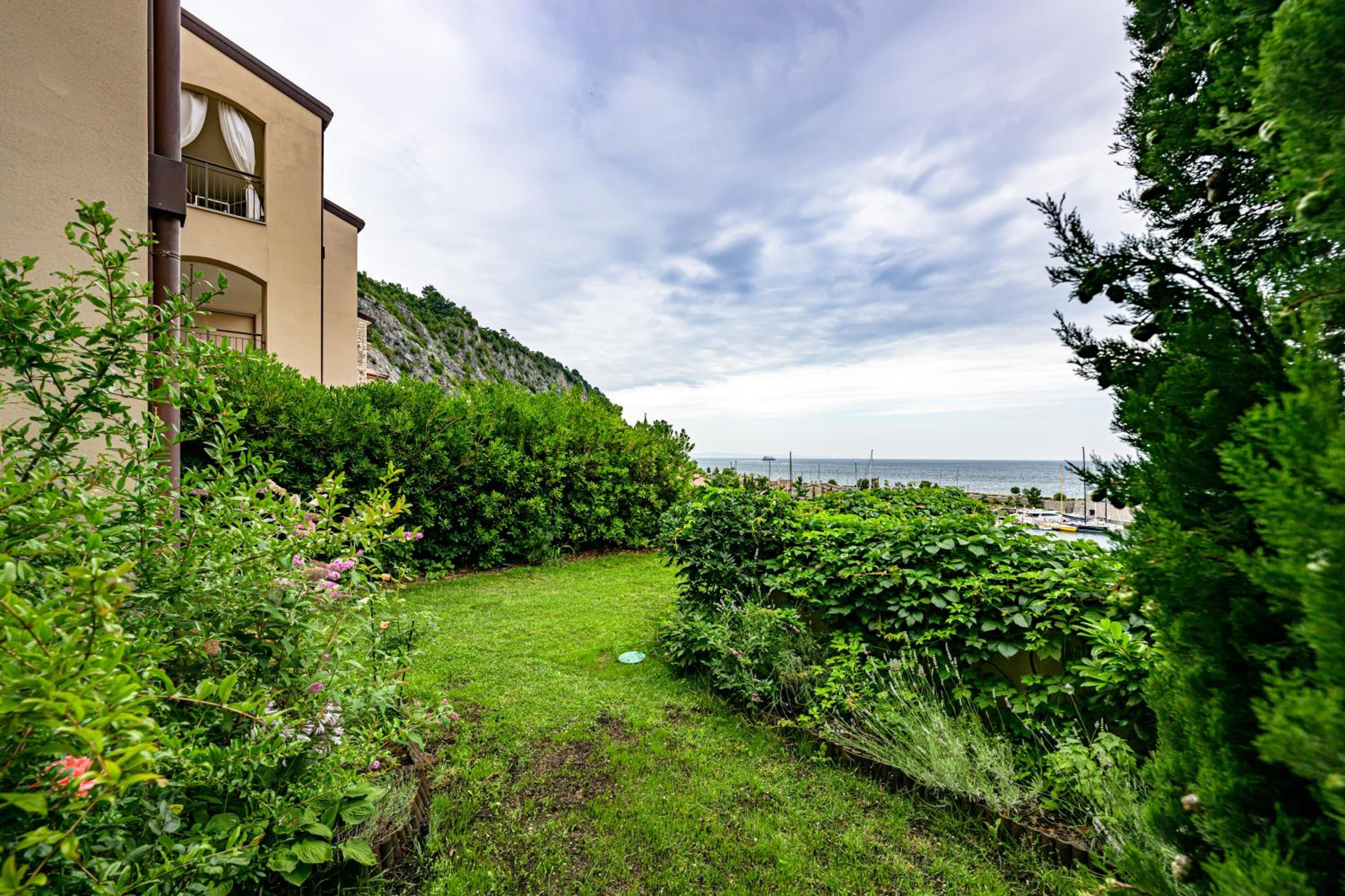 Two-Bedroom Apartment with Terrace and Sea View photo 3