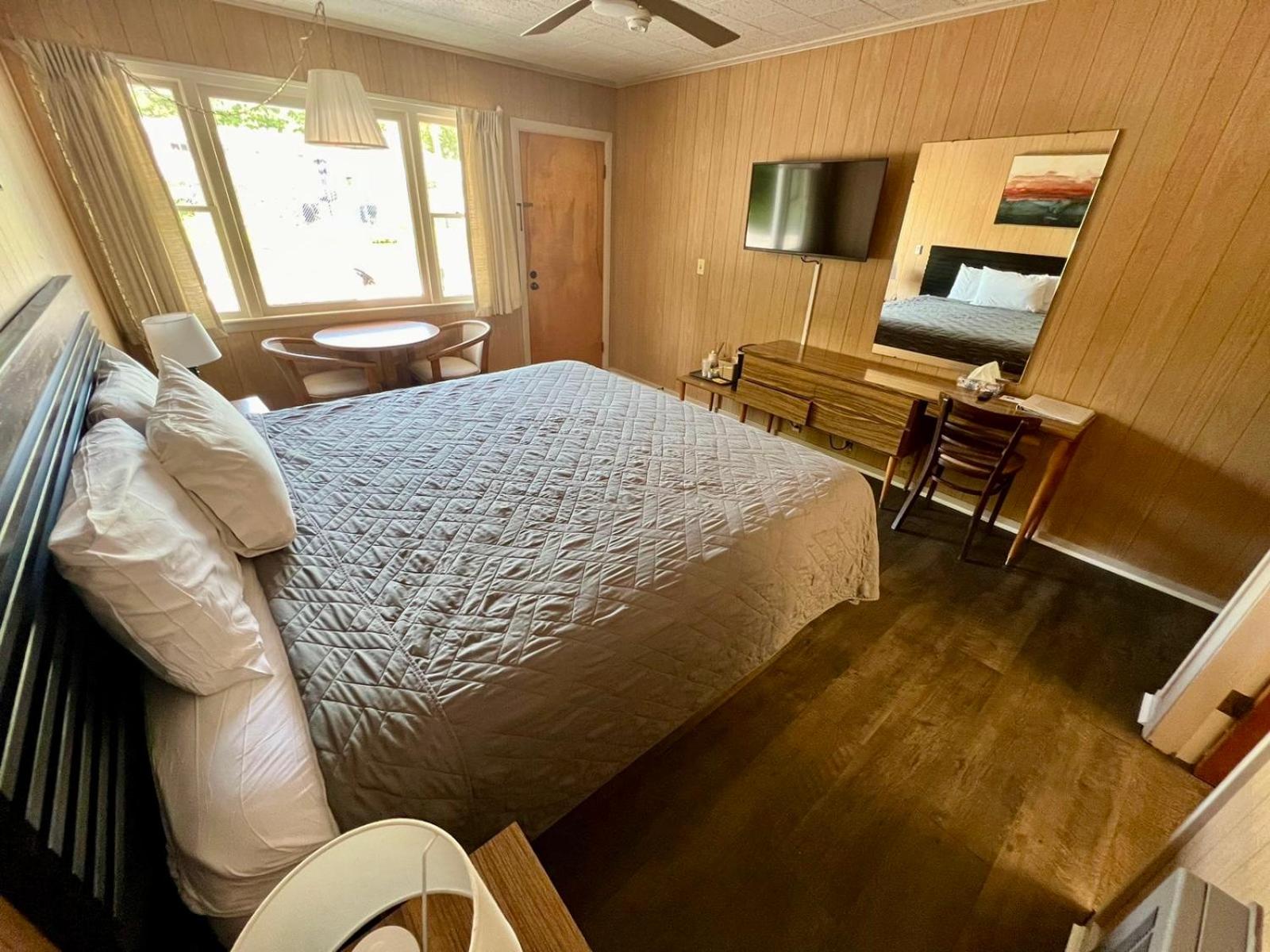 Standard King Room photo 2
