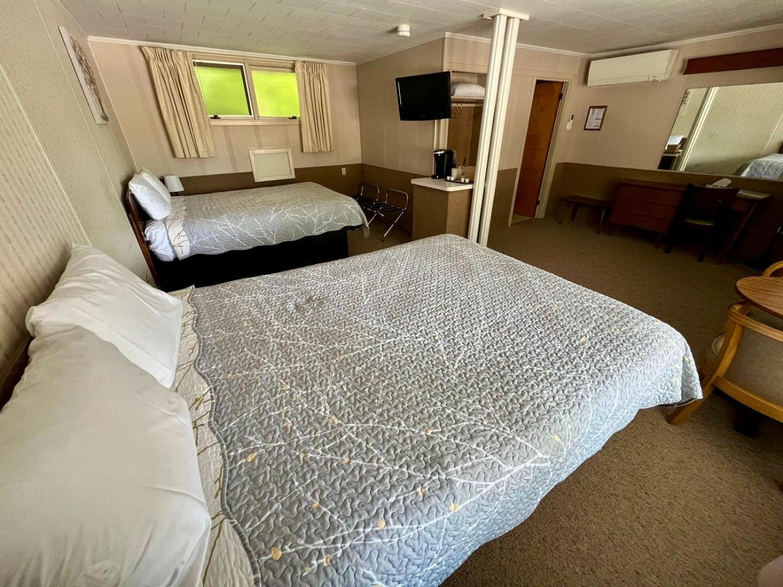 Standard Double Queen Room photo 3