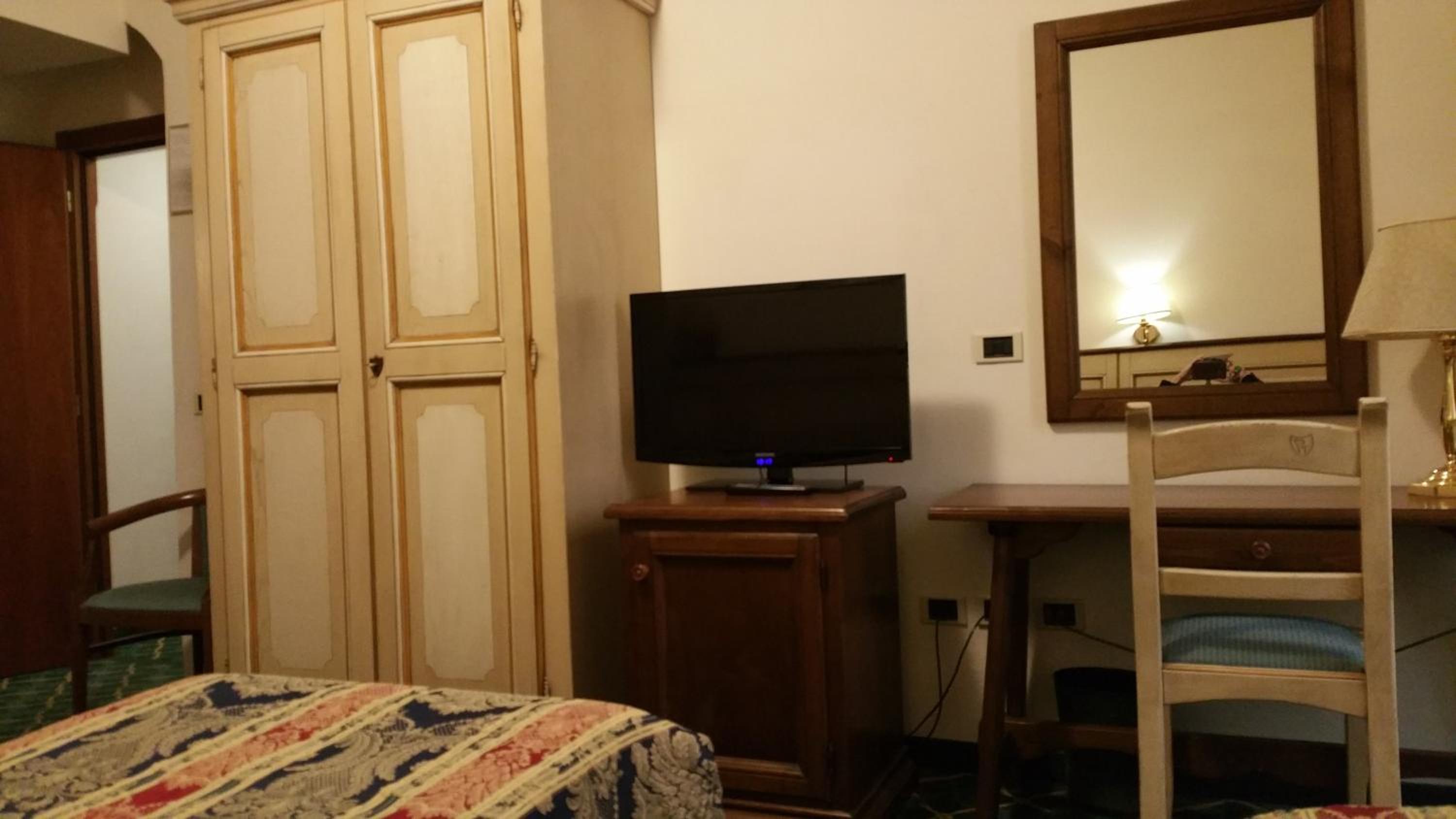 Double or Twin Room - Photo 9
