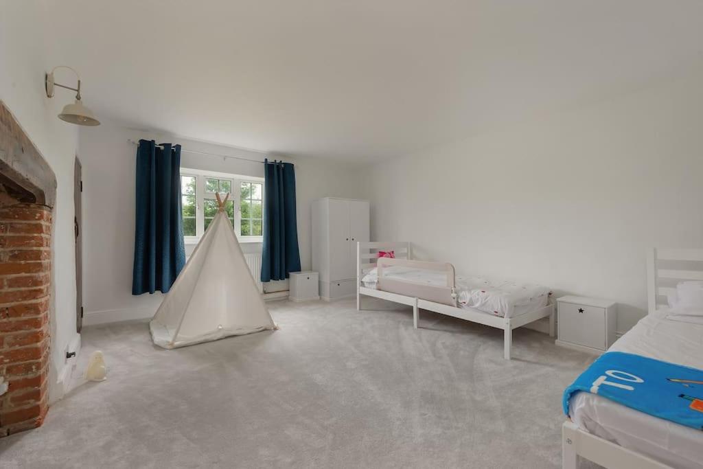 Six-Bedroom House photo 1