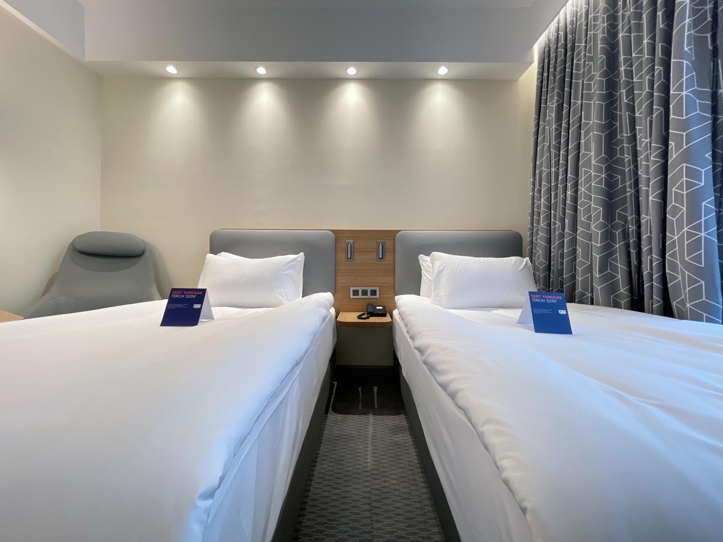 Standard Twin Room with Free Breakfast - Photo 1