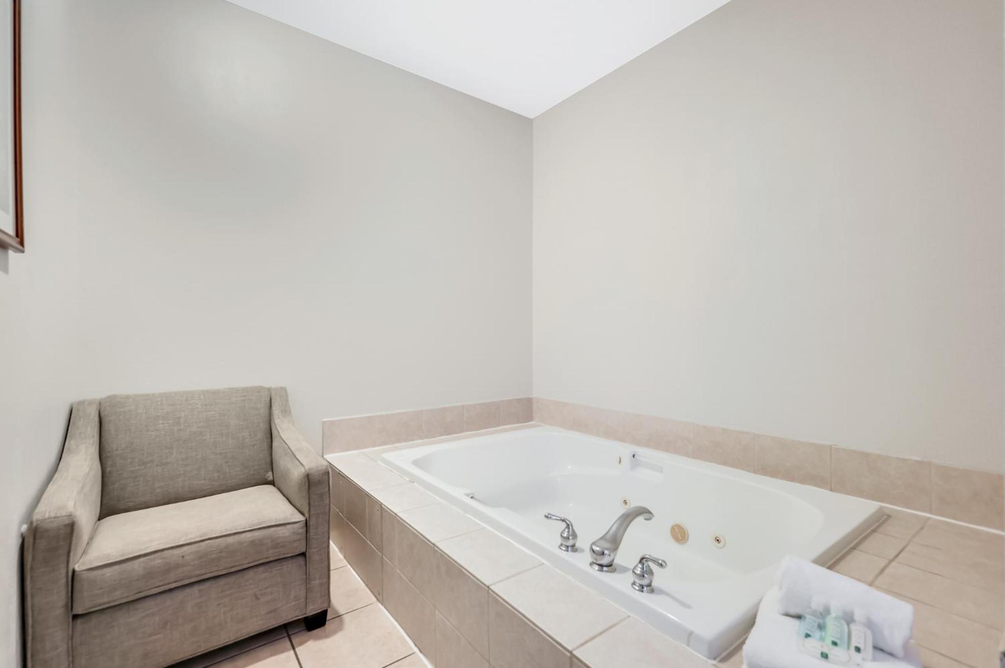 King Room With Whirlpool Bath - Accessible/Non-Smoking - Photo 2