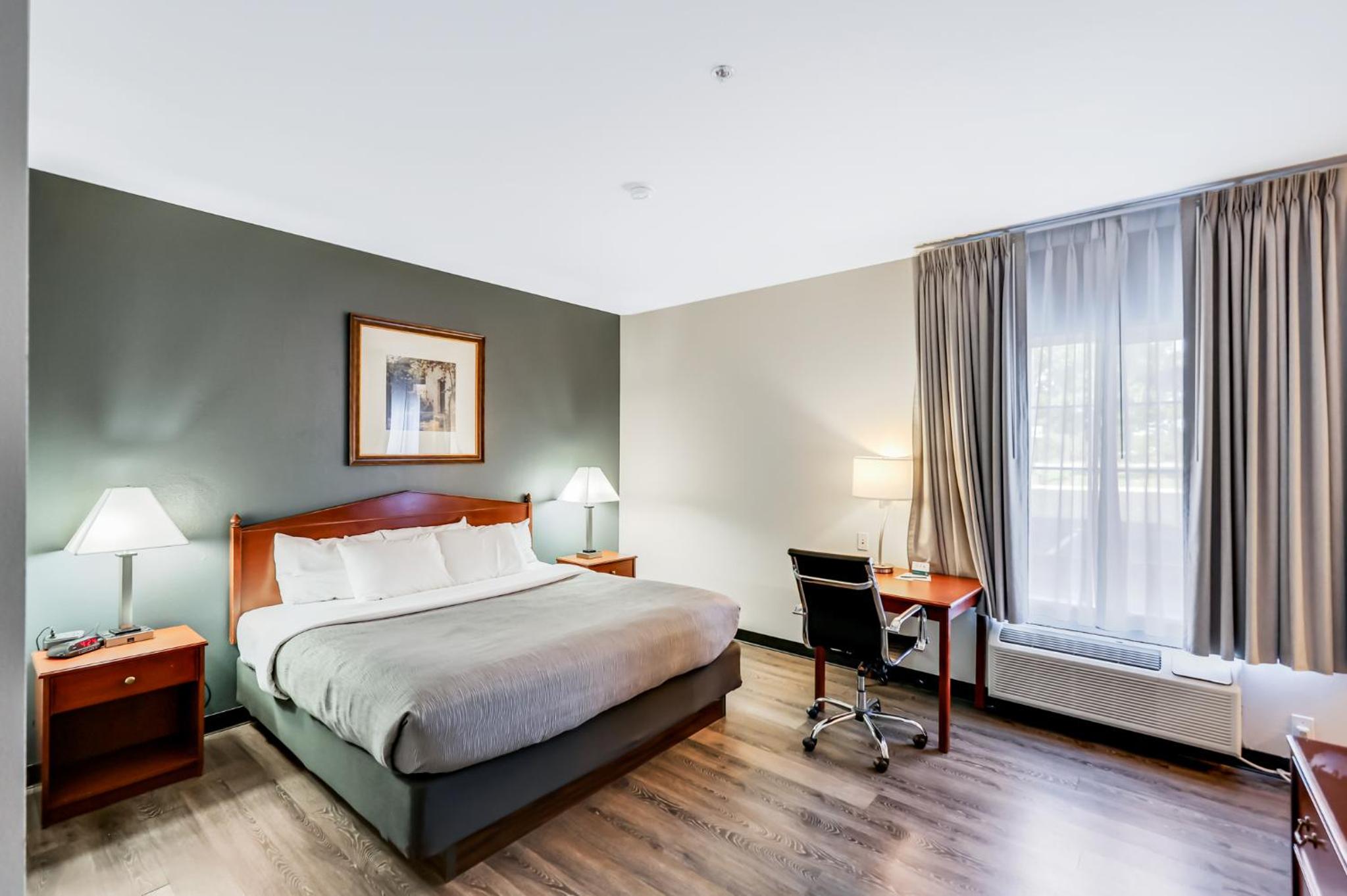 King Room With Whirlpool Bath - Accessible/Non-Smoking - Photo 1