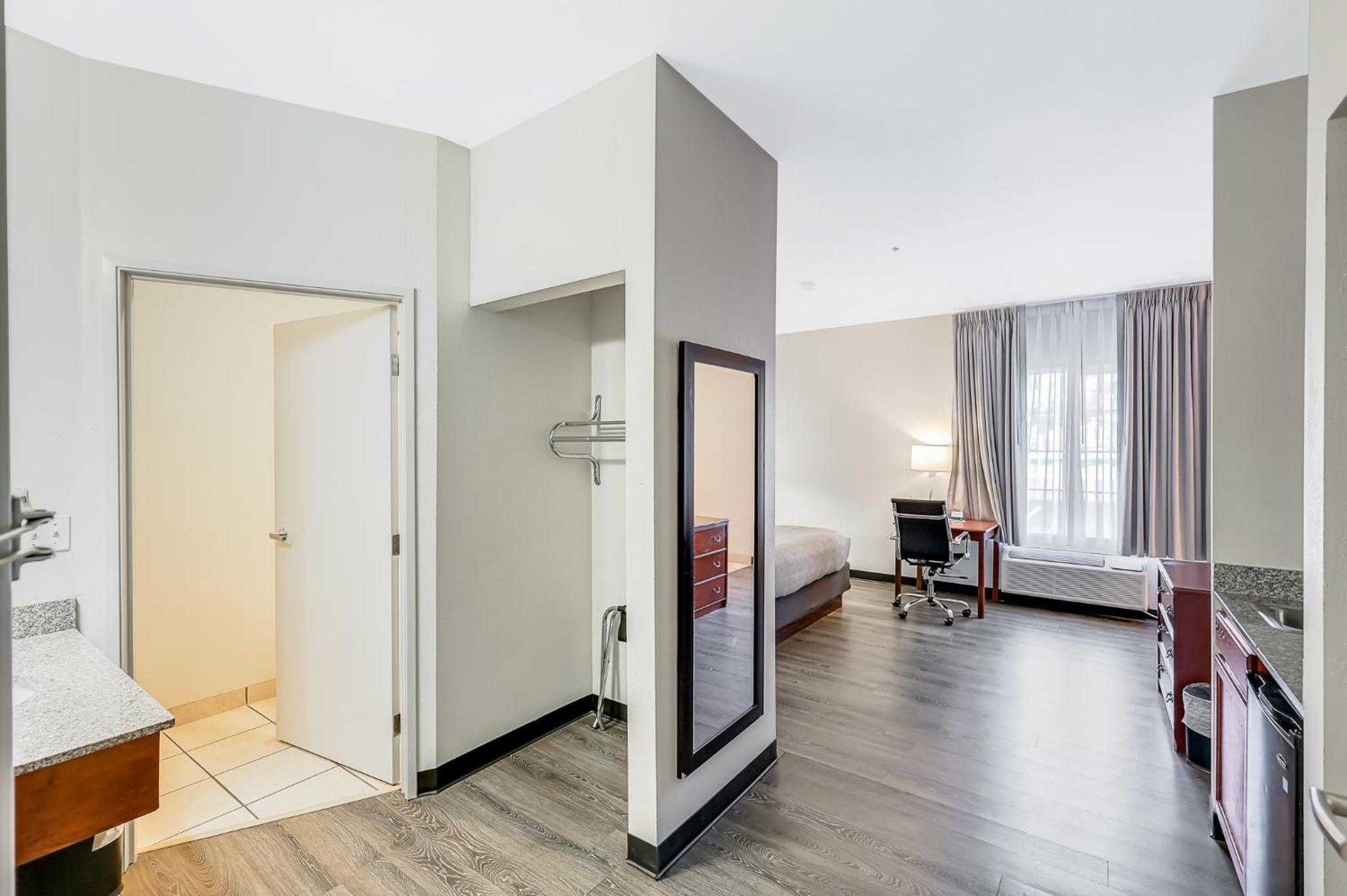 King Room With Whirlpool Bath - Accessible/Non-Smoking - Photo 4
