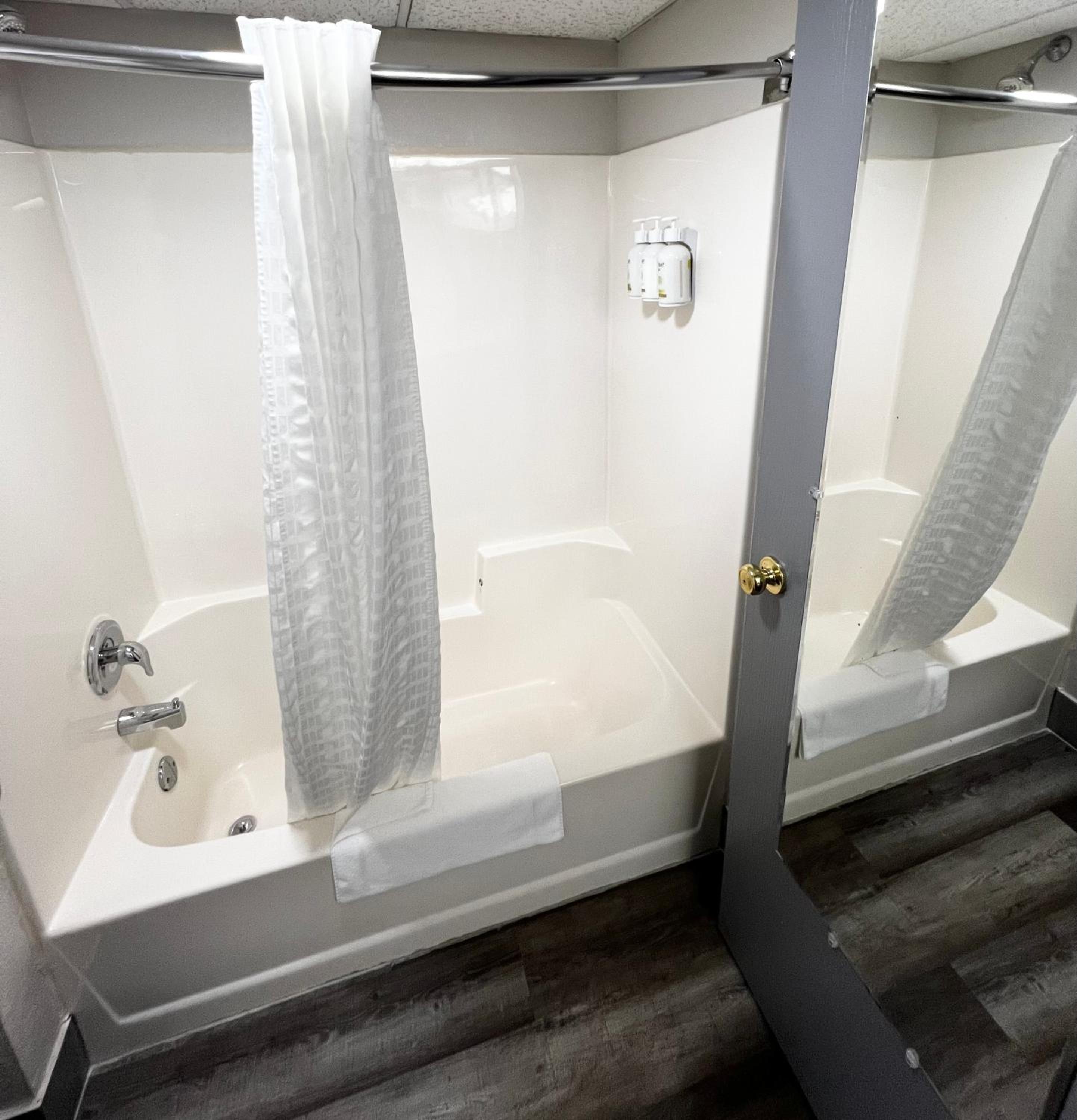 Deluxe Double Room with Two Double Beds - Non-Smoking - Photo 11