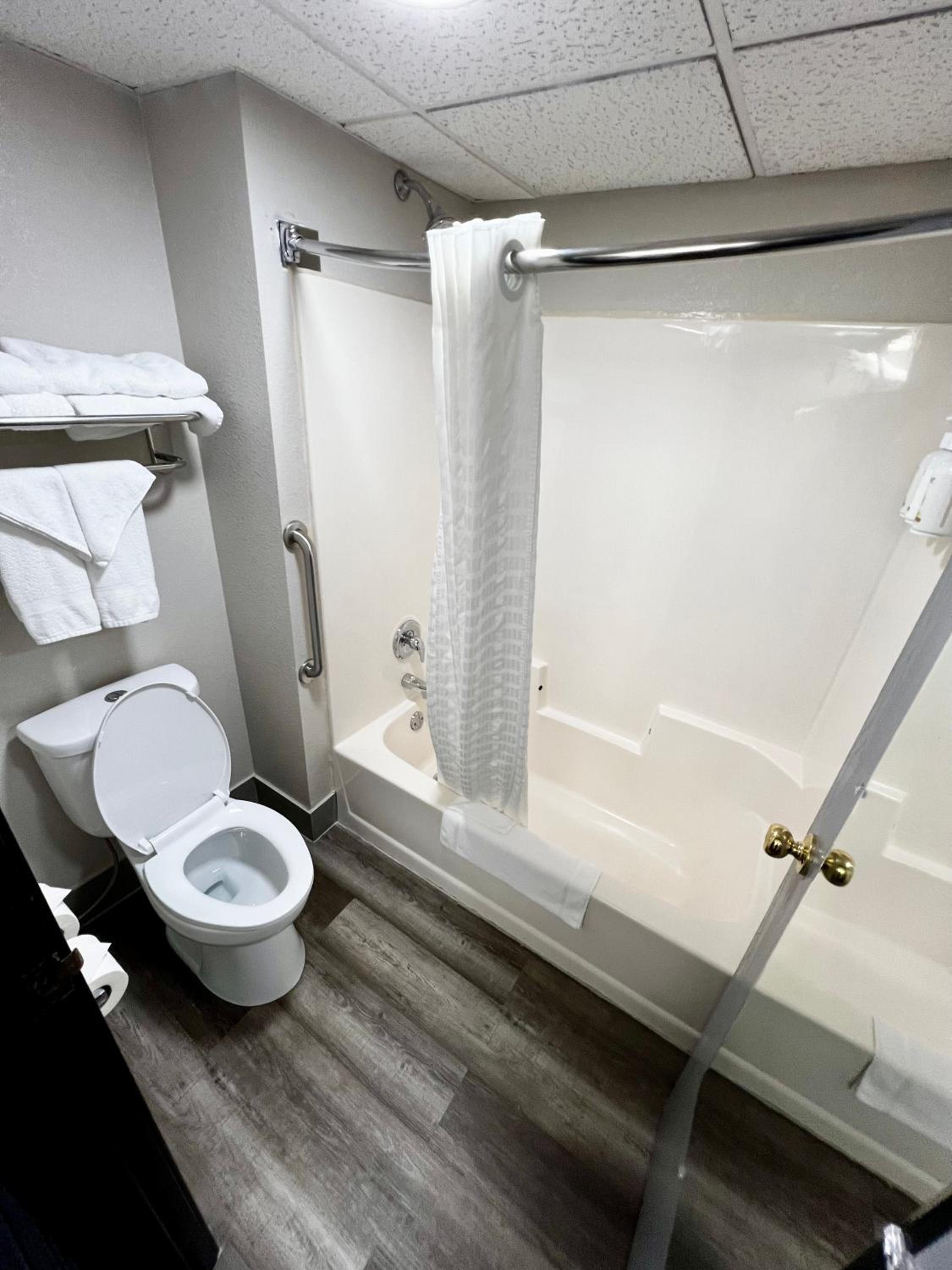 Deluxe Double Room with Two Double Beds - Non-Smoking - Photo 9