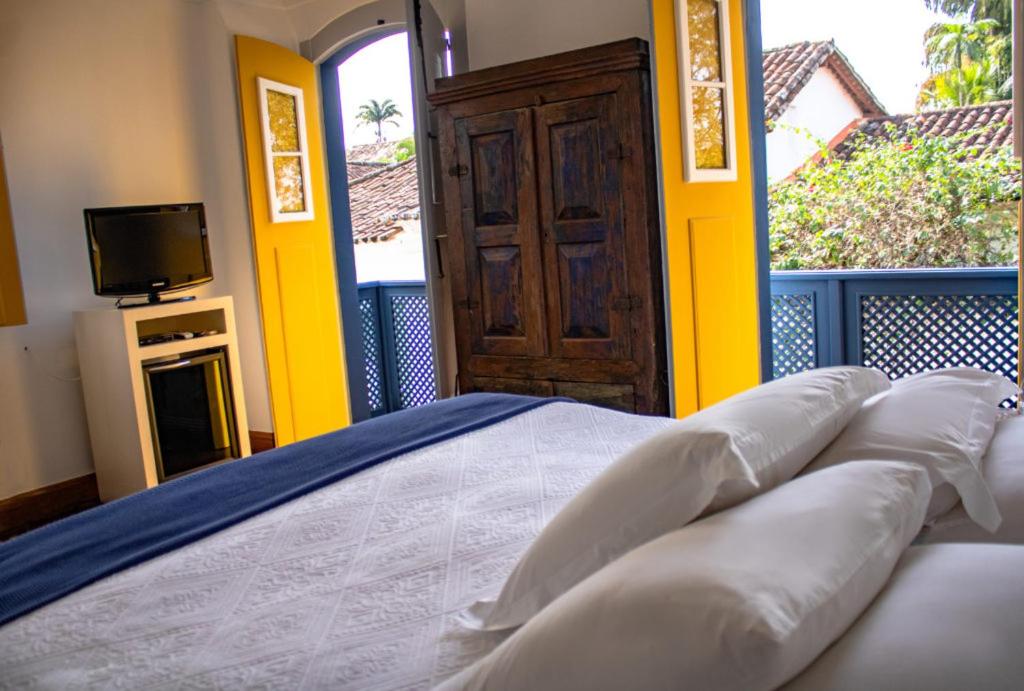 King Room with Balcony - Photo 1