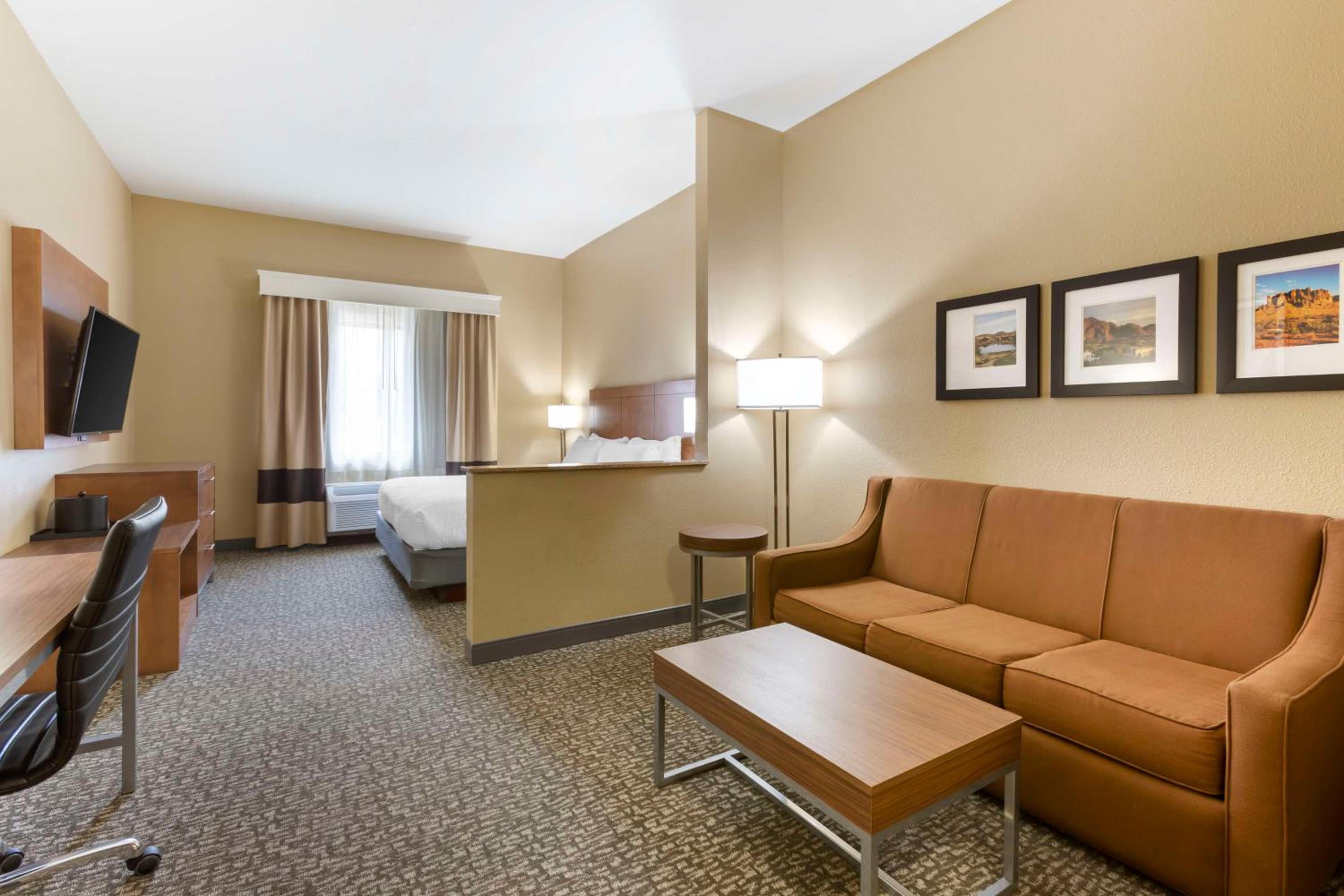 King Room with Sofa Bed - Photo 4
