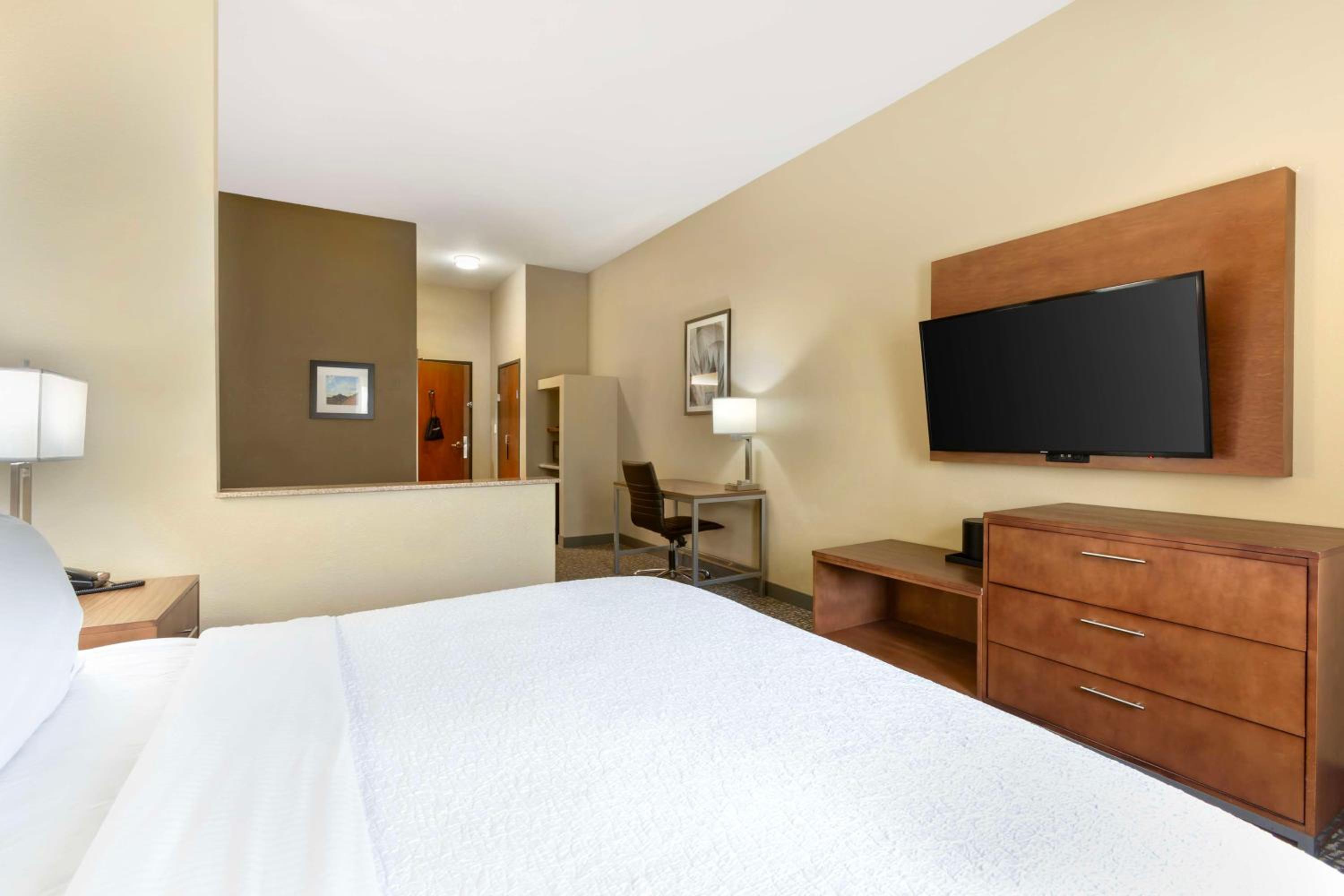 King Room with Sofa Bed - Photo 2