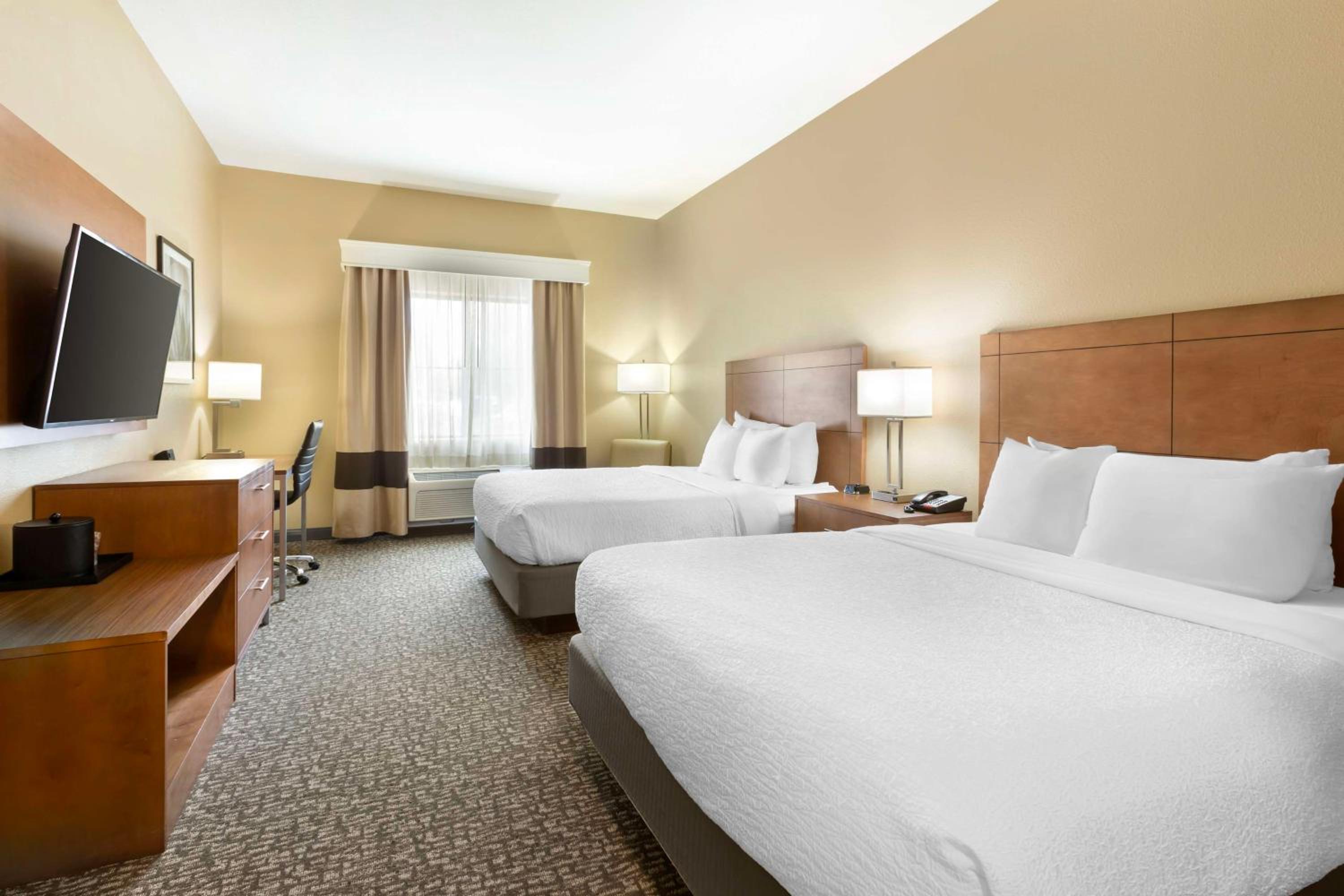 Queen Room with Two Queen Beds - Photo 5
