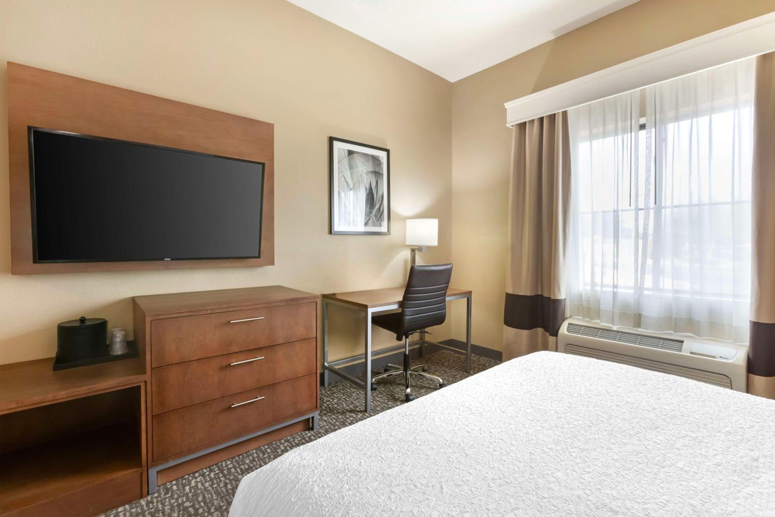 Queen Room with Two Queen Beds - Photo 4