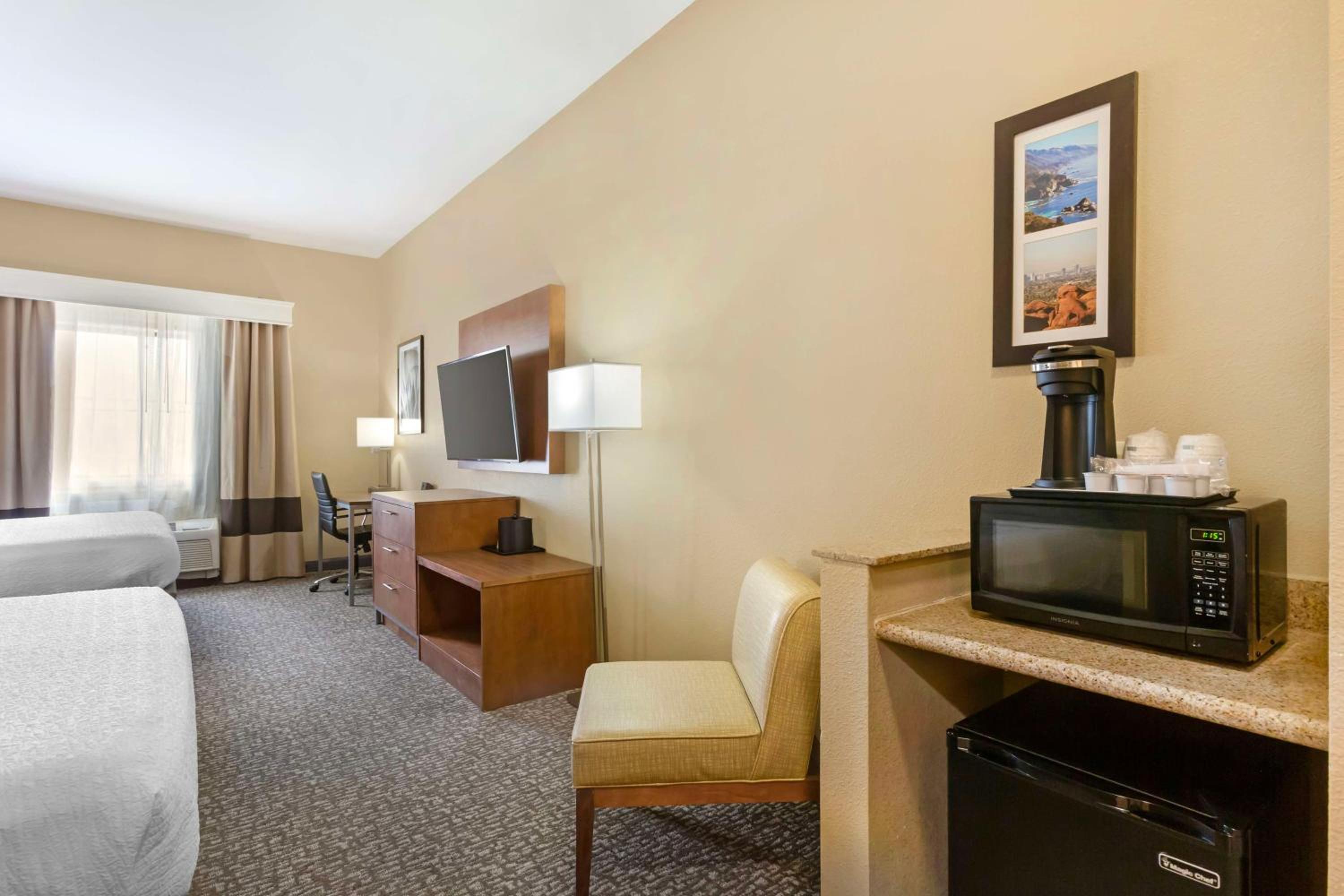King Room with Two King Beds - Photo 2