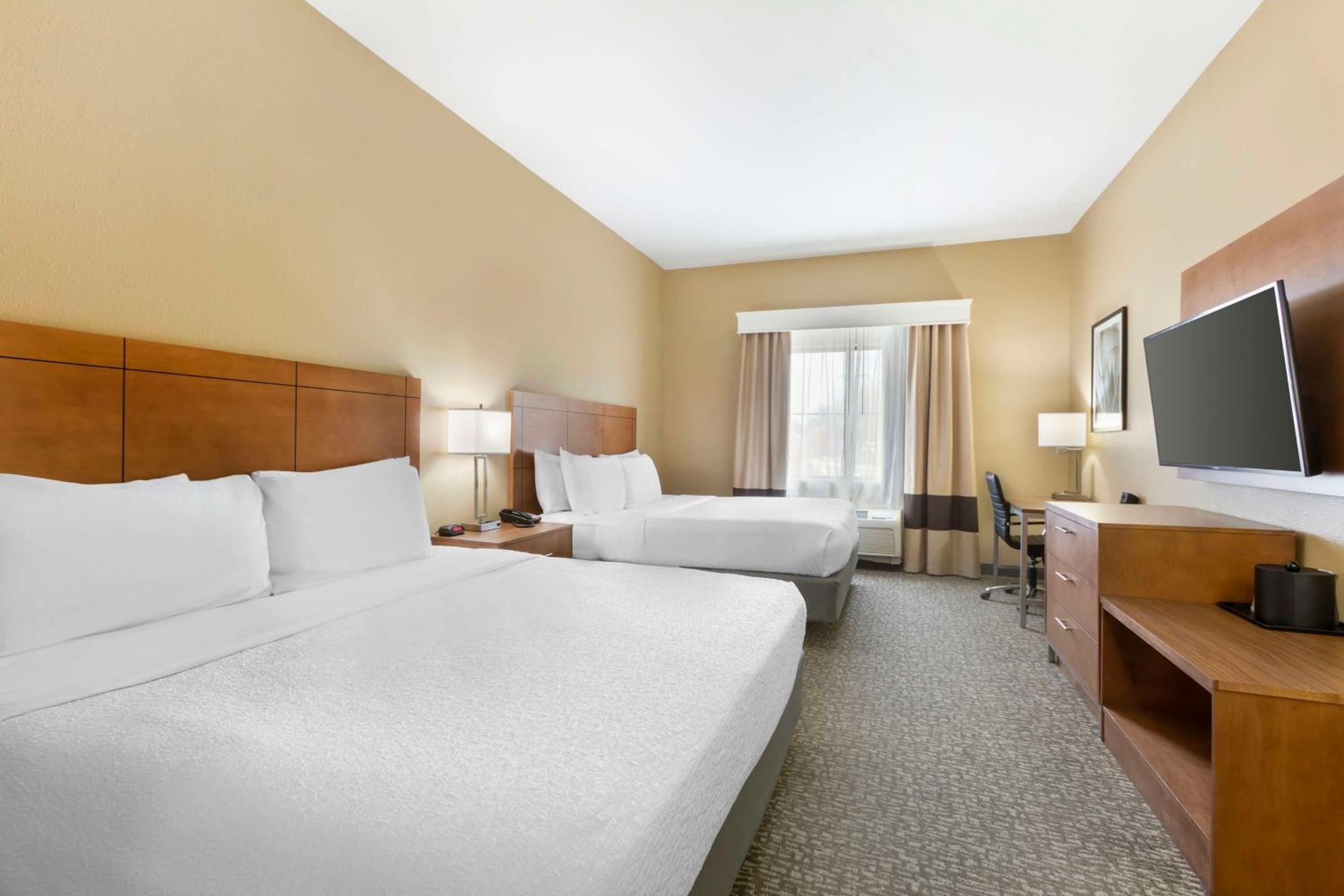 King Room with Two King Beds - Photo 4