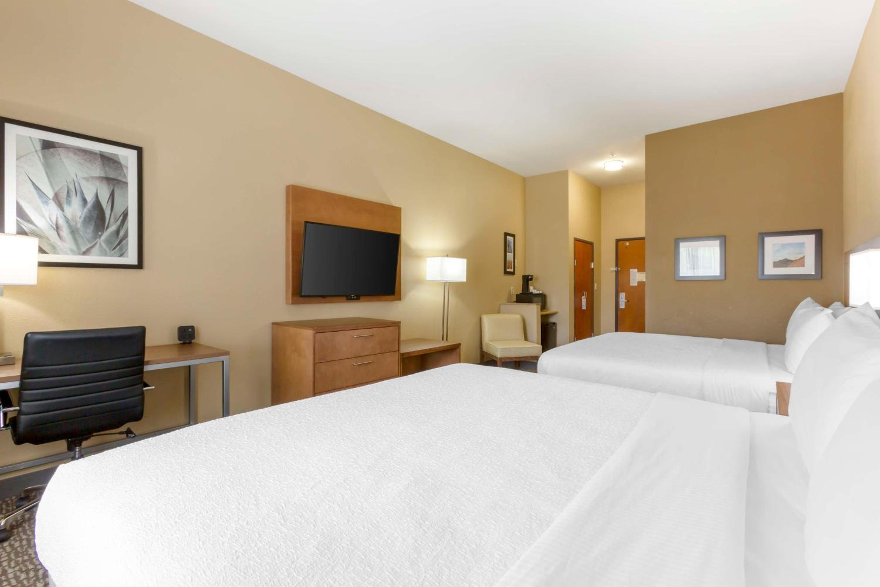 King Room with Two King Beds - Photo 5