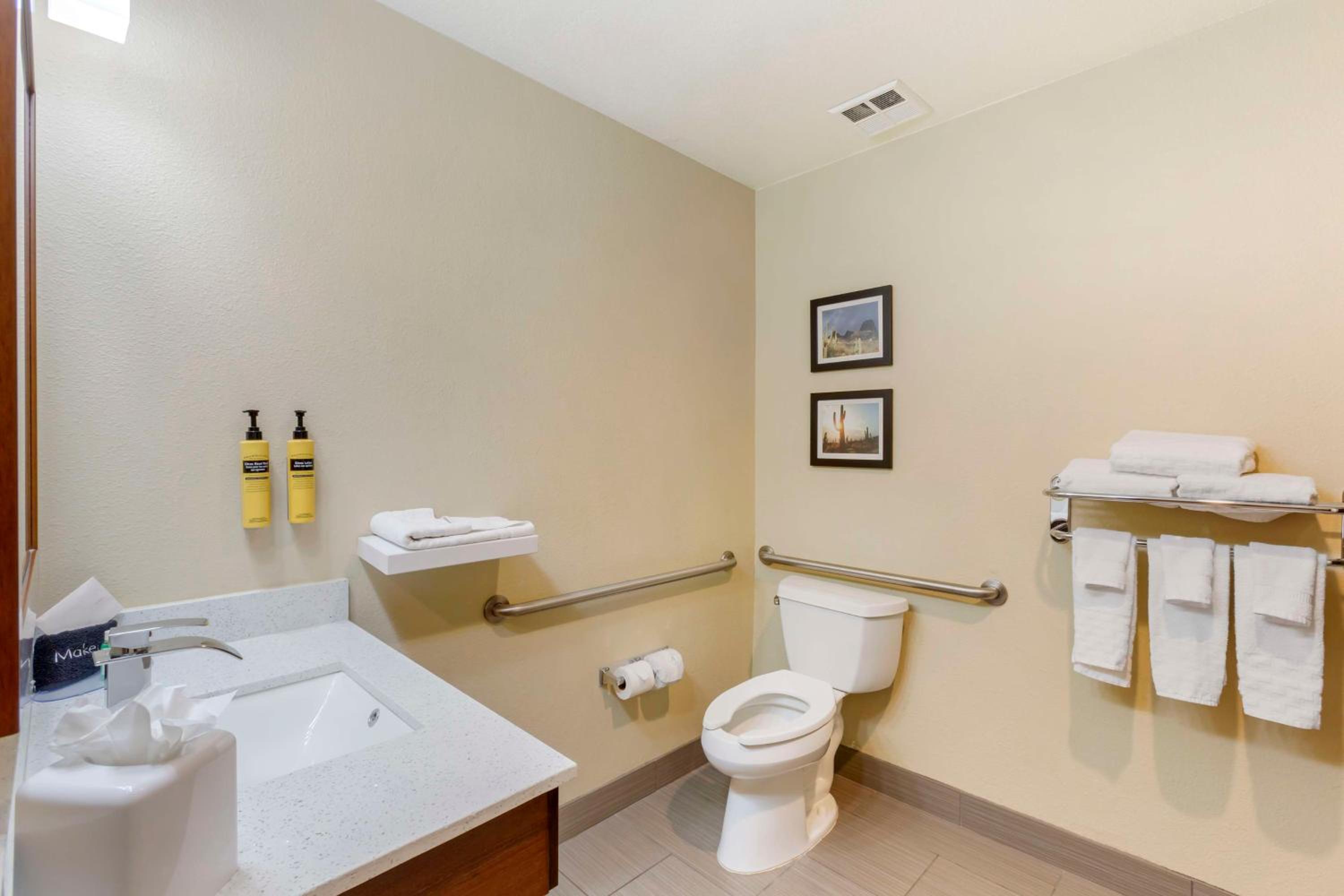 Queen Room with Two Queen Beds - Disability Access - Photo 2