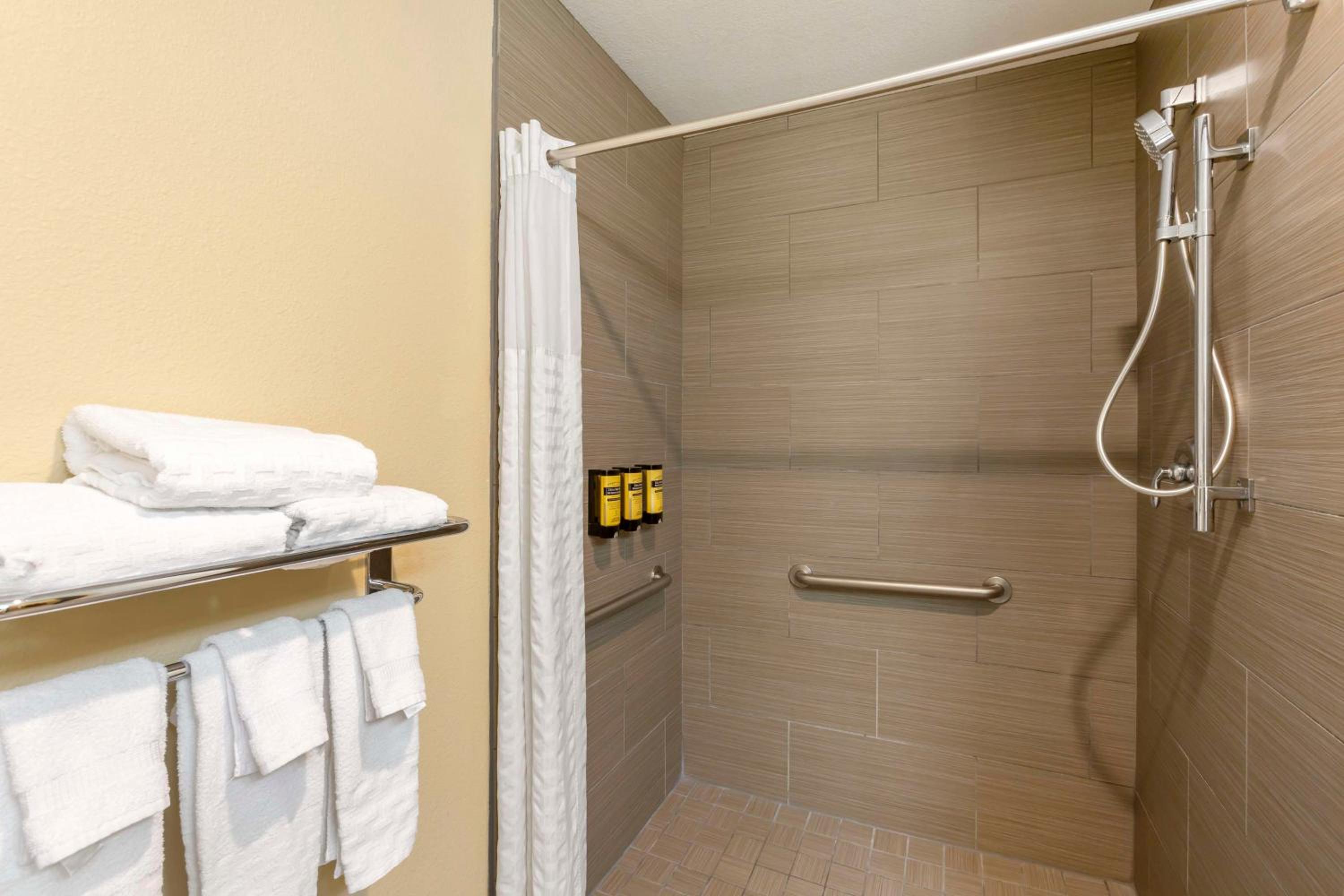 Queen Room with Two Queen Beds - Disability Access - Photo 3