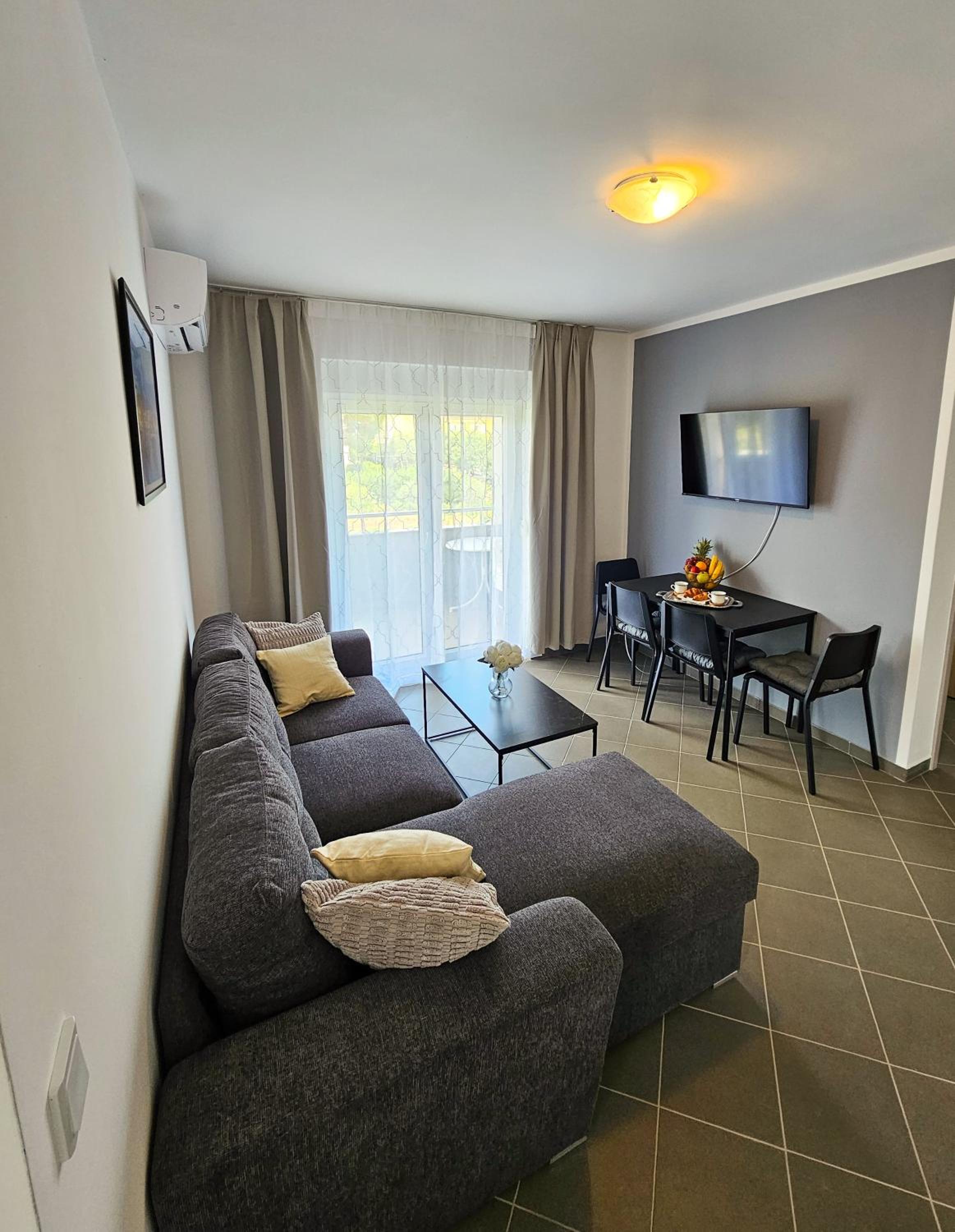 One-Bedroom Apartment with Balcony and Sea View photo 2