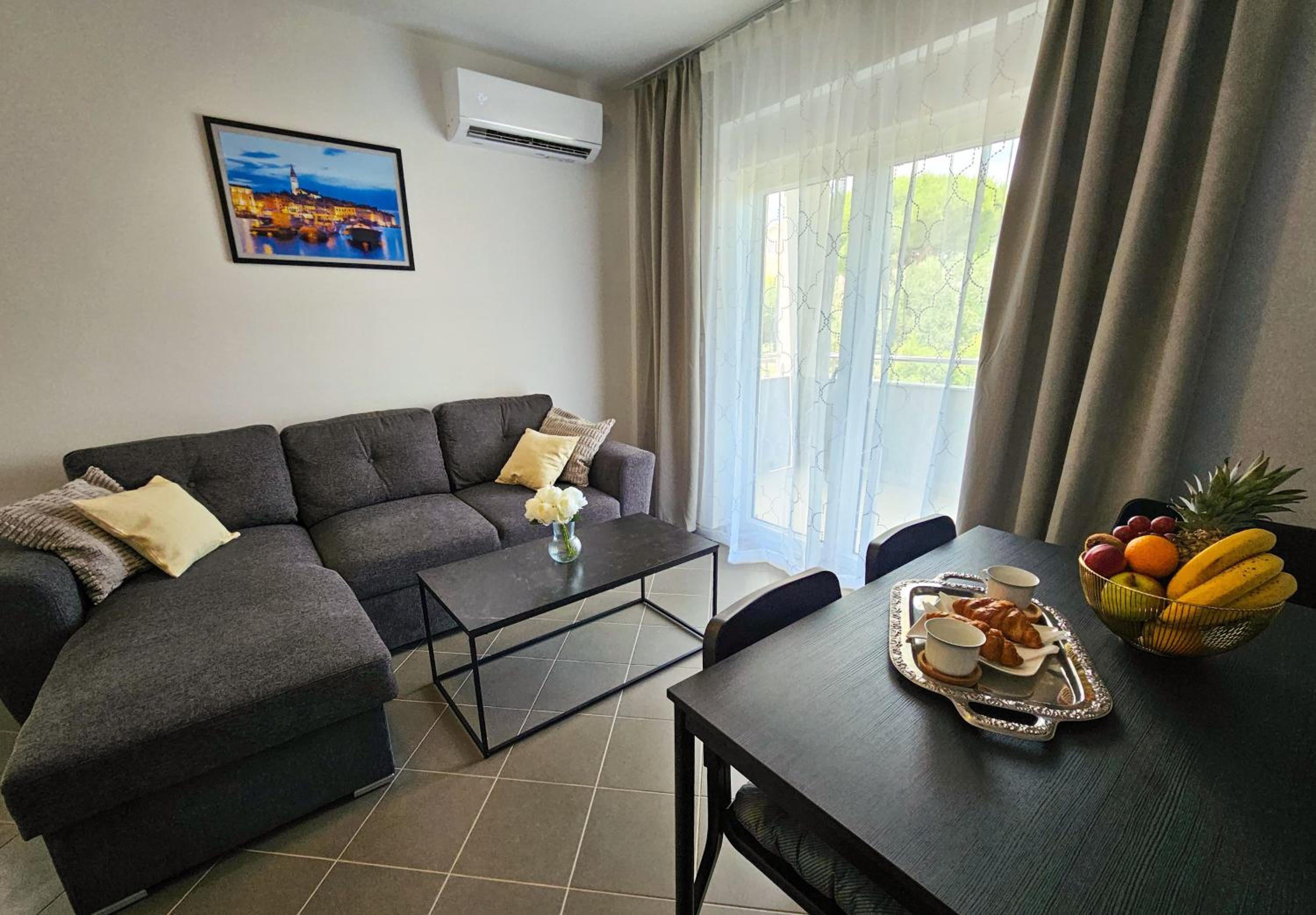 One-Bedroom Apartment with Balcony and Sea View photo 3