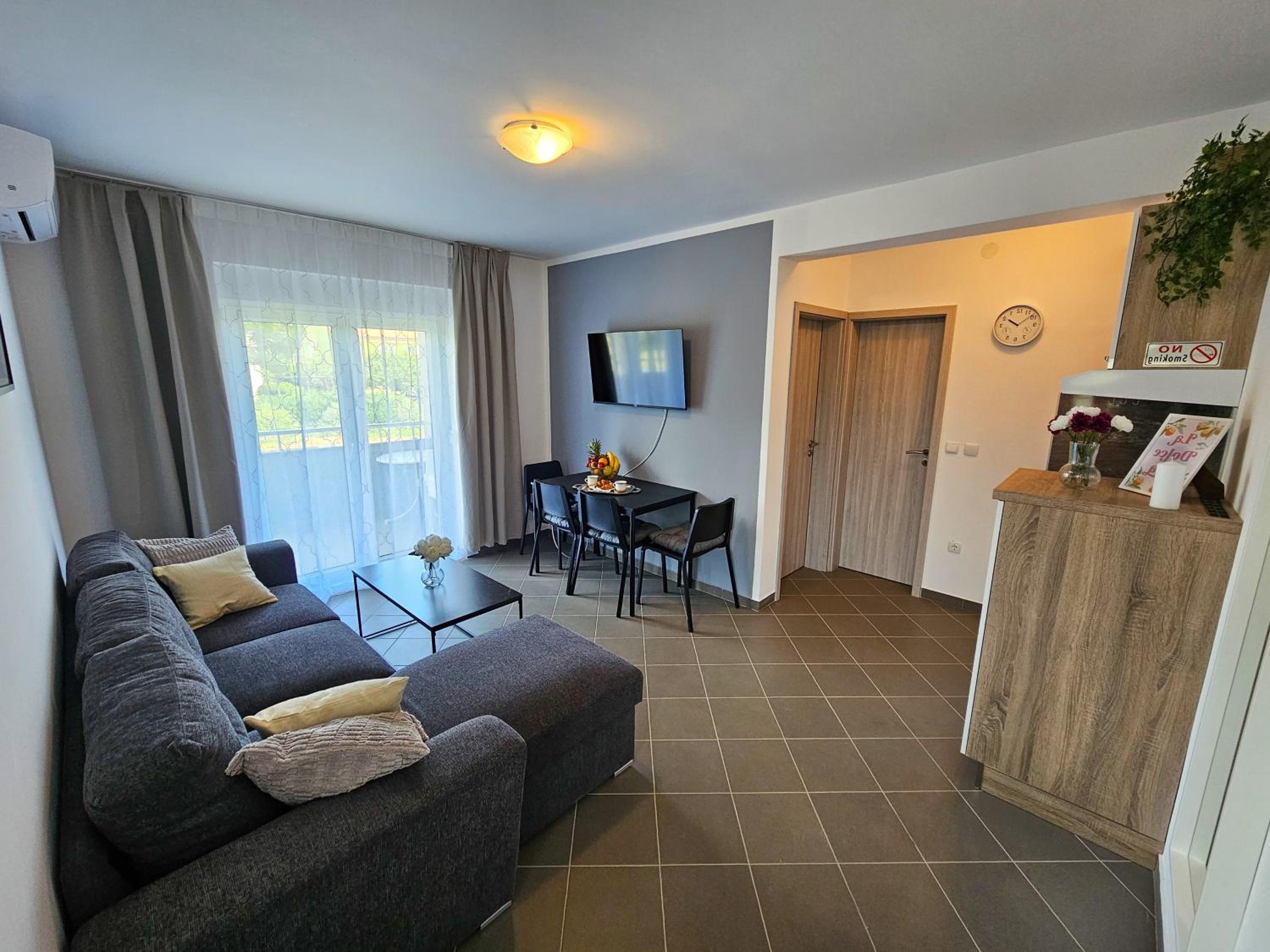 One-Bedroom Apartment with Balcony and Sea View photo 1
