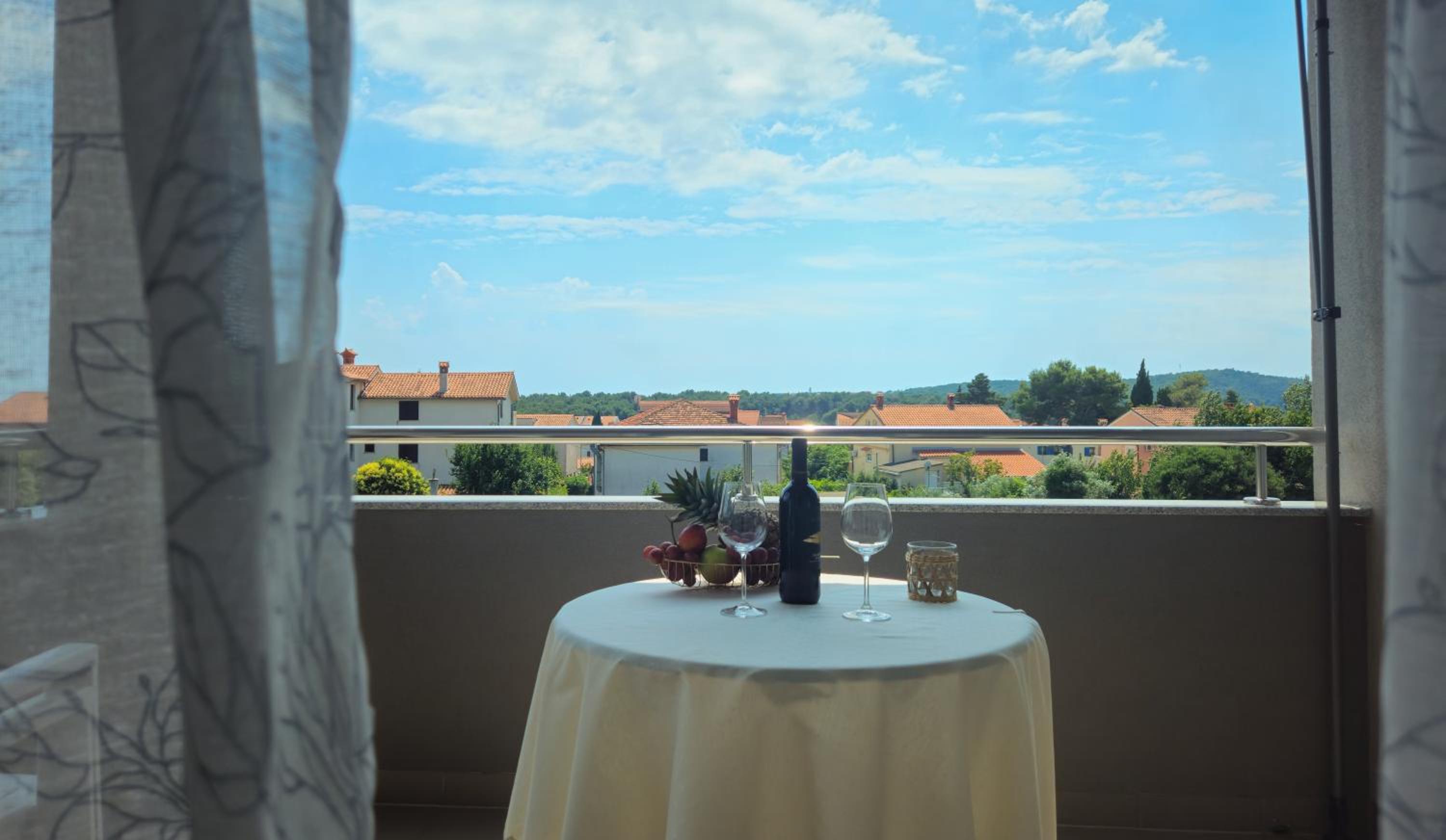 One-Bedroom Apartment with Balcony and Sea View photo 2