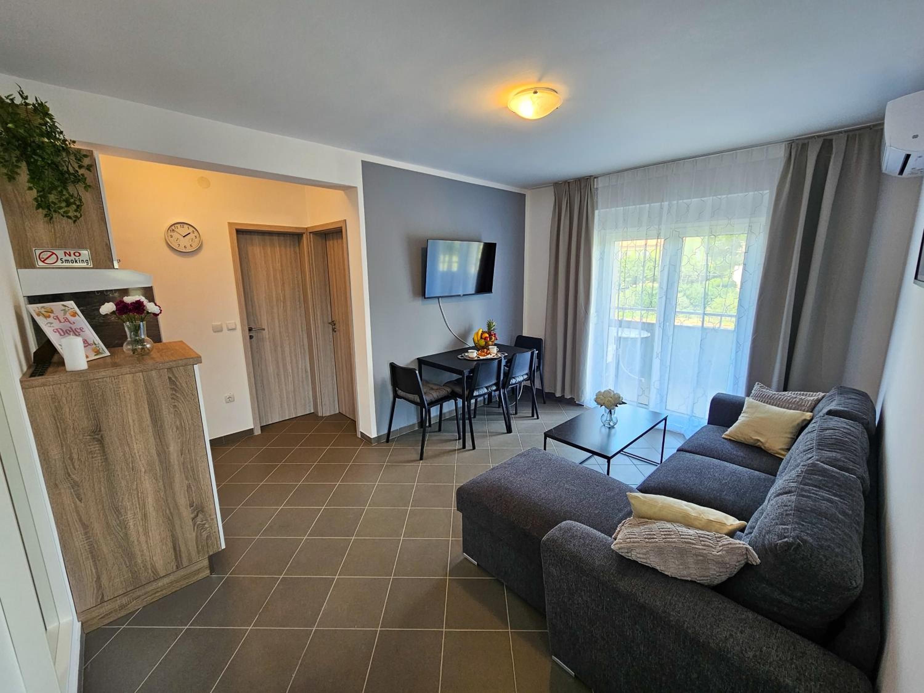 One-Bedroom Apartment with Balcony photo 1