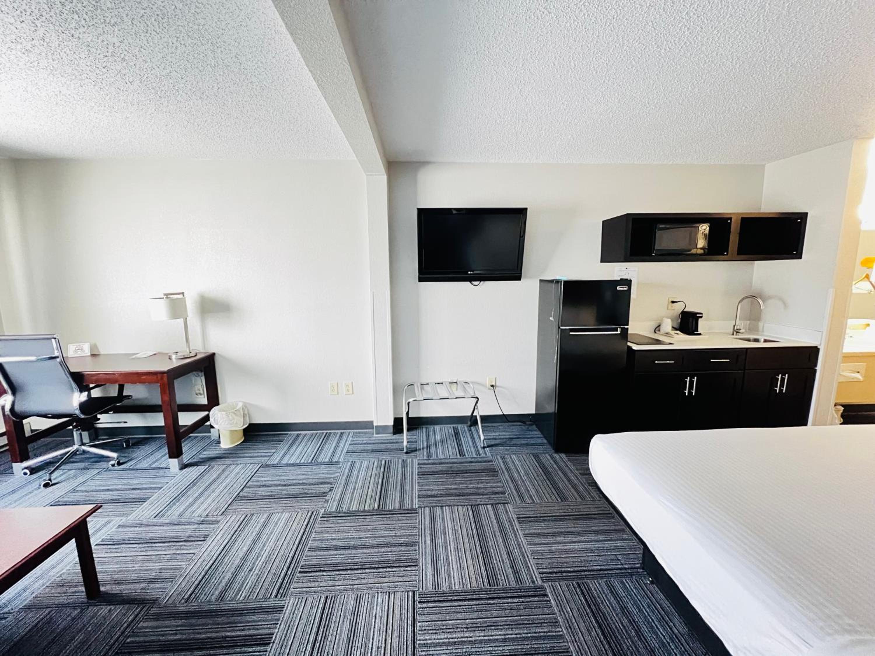 King Studio Suite - Non-Smoking - Photo 10