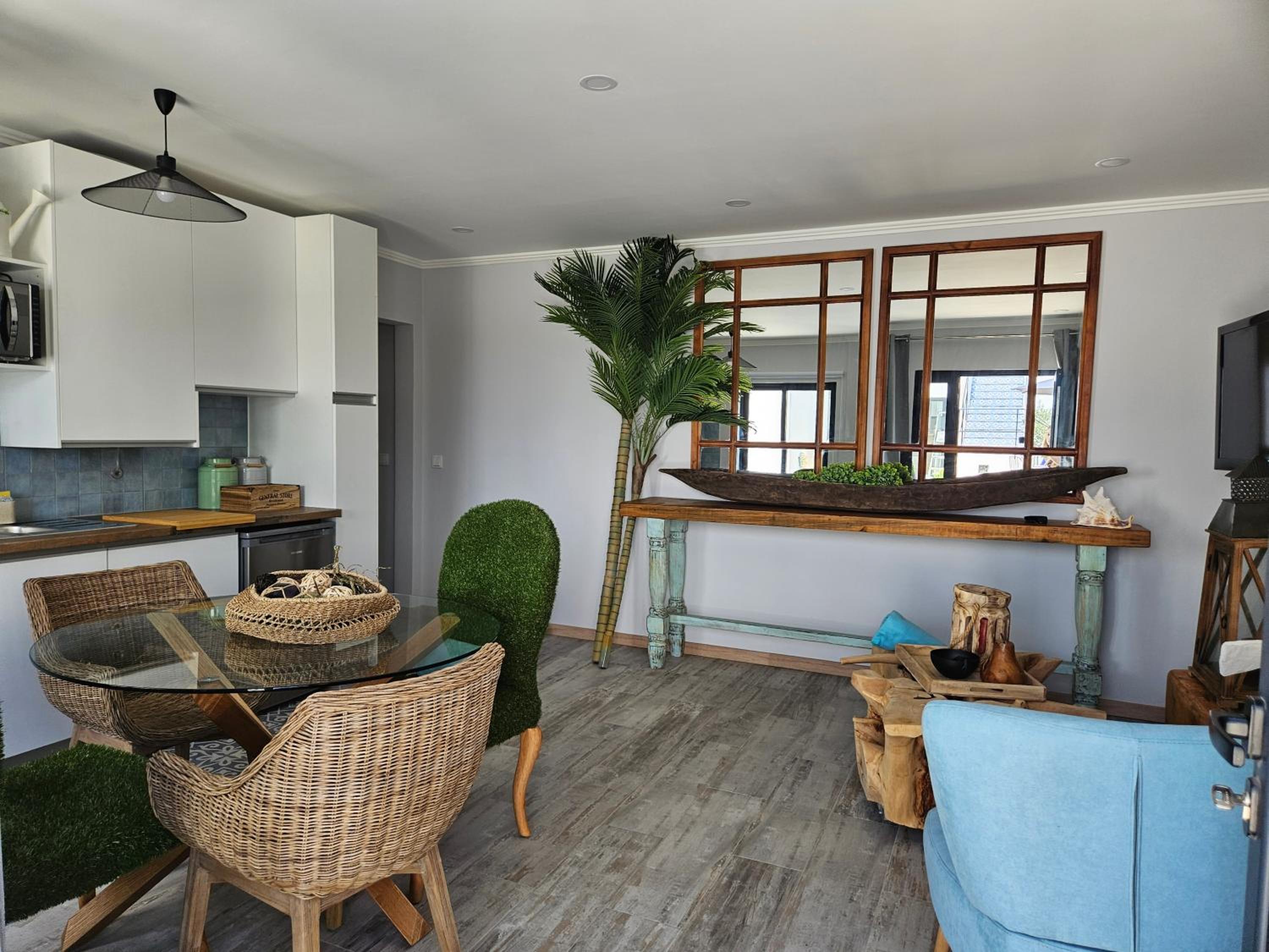 Two-Bedroom Apartment with Pool View photo 2