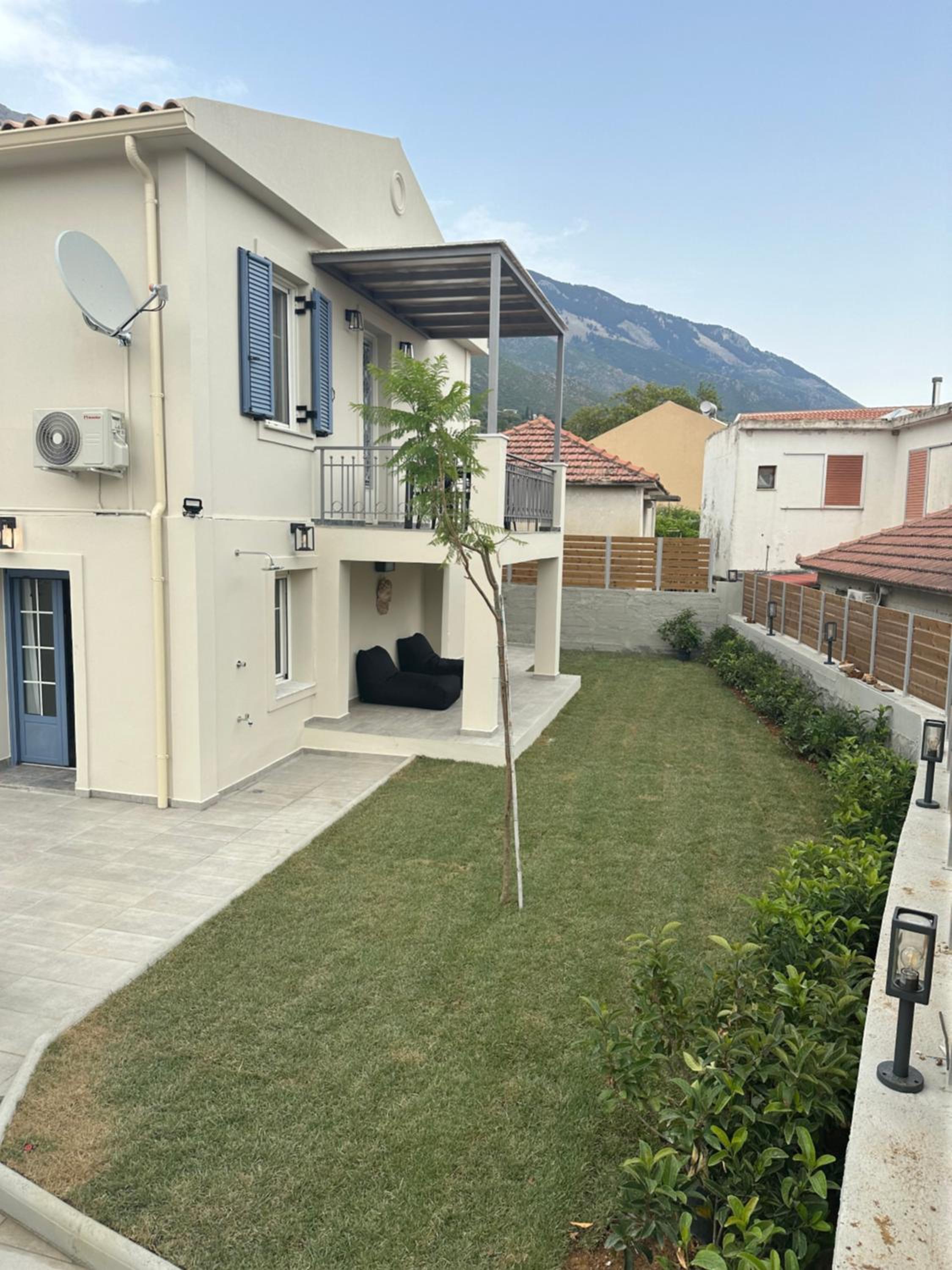 Three-Bedroom House photo 2