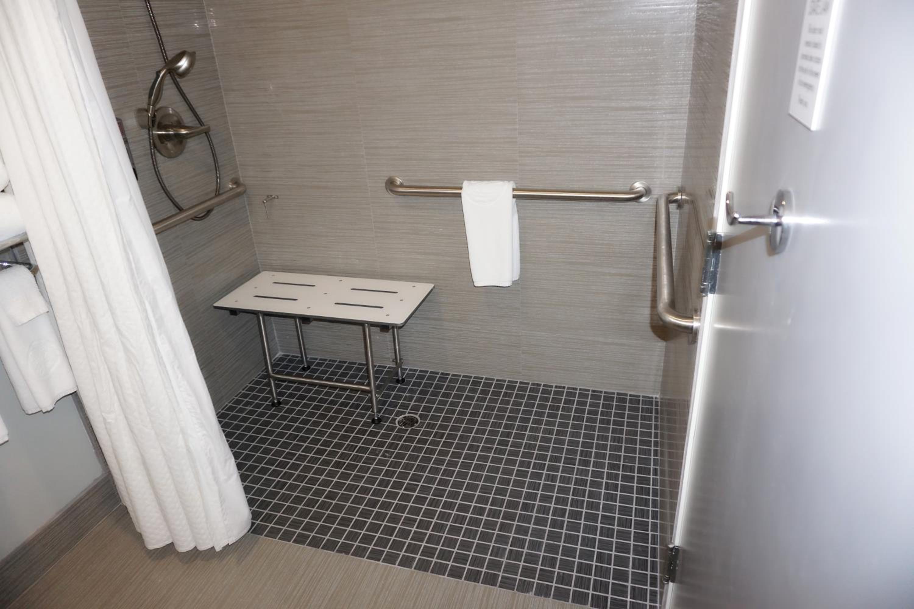 Queen Room with Roll-In Shower - Disability Access/Non-Smoking photo 3