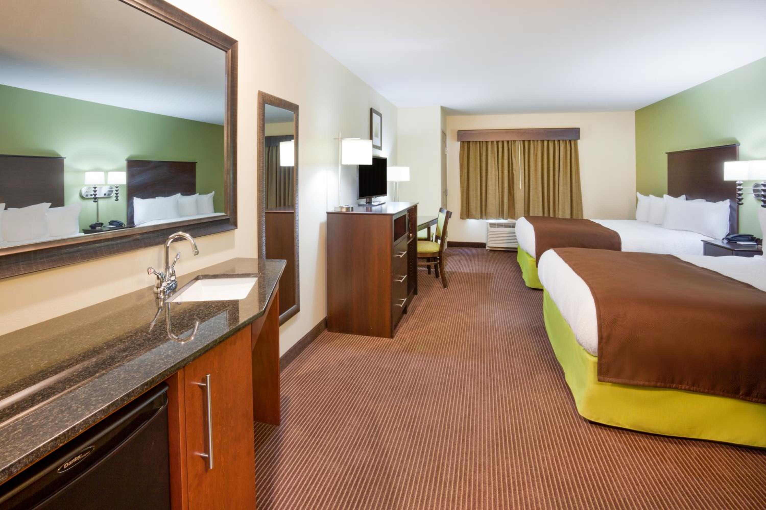 Deluxe Queen Room with Two Queen Beds - Non-Smoking photo 3