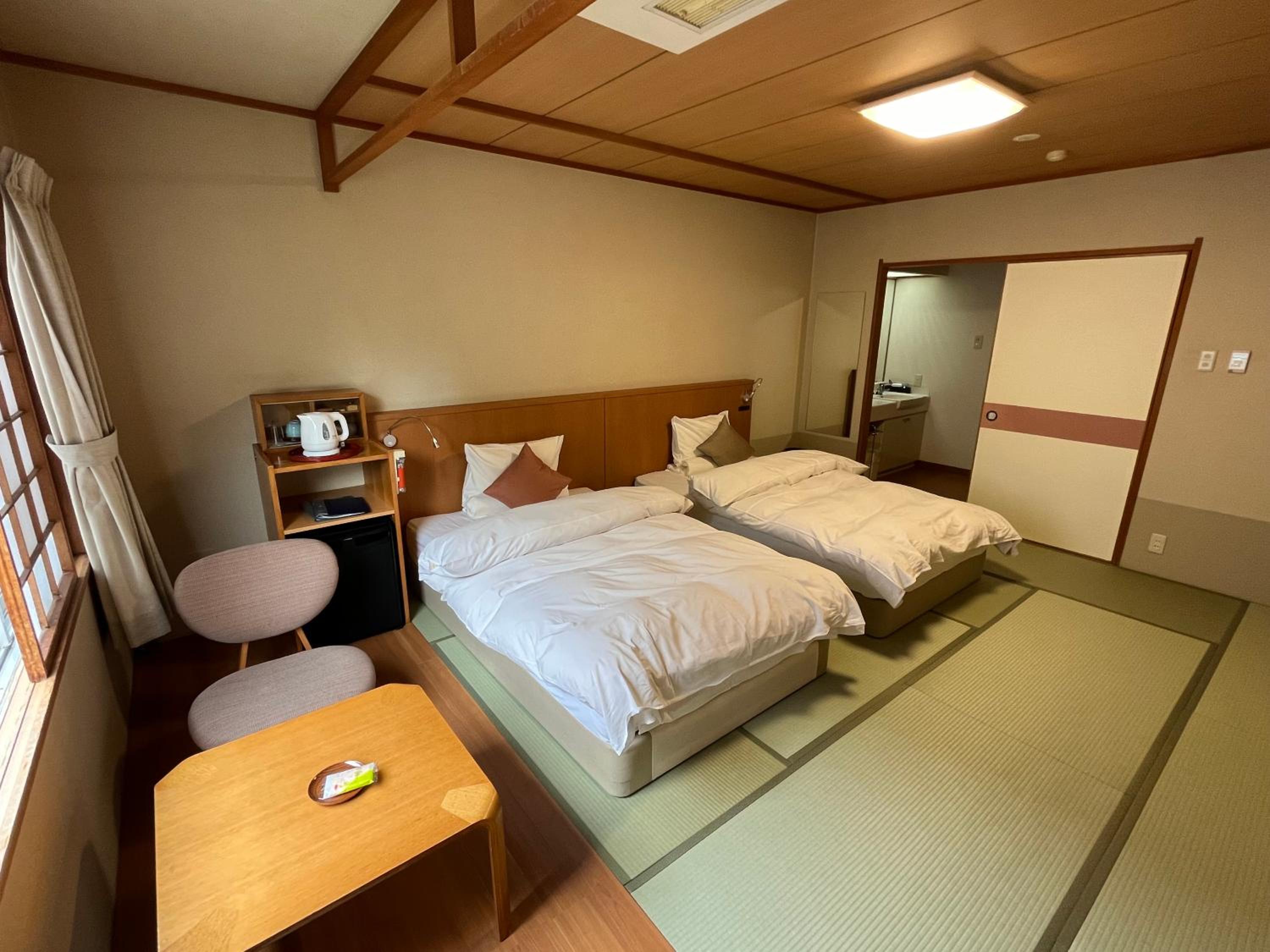 Standard Twin Room with Shared Bathroom photo 3