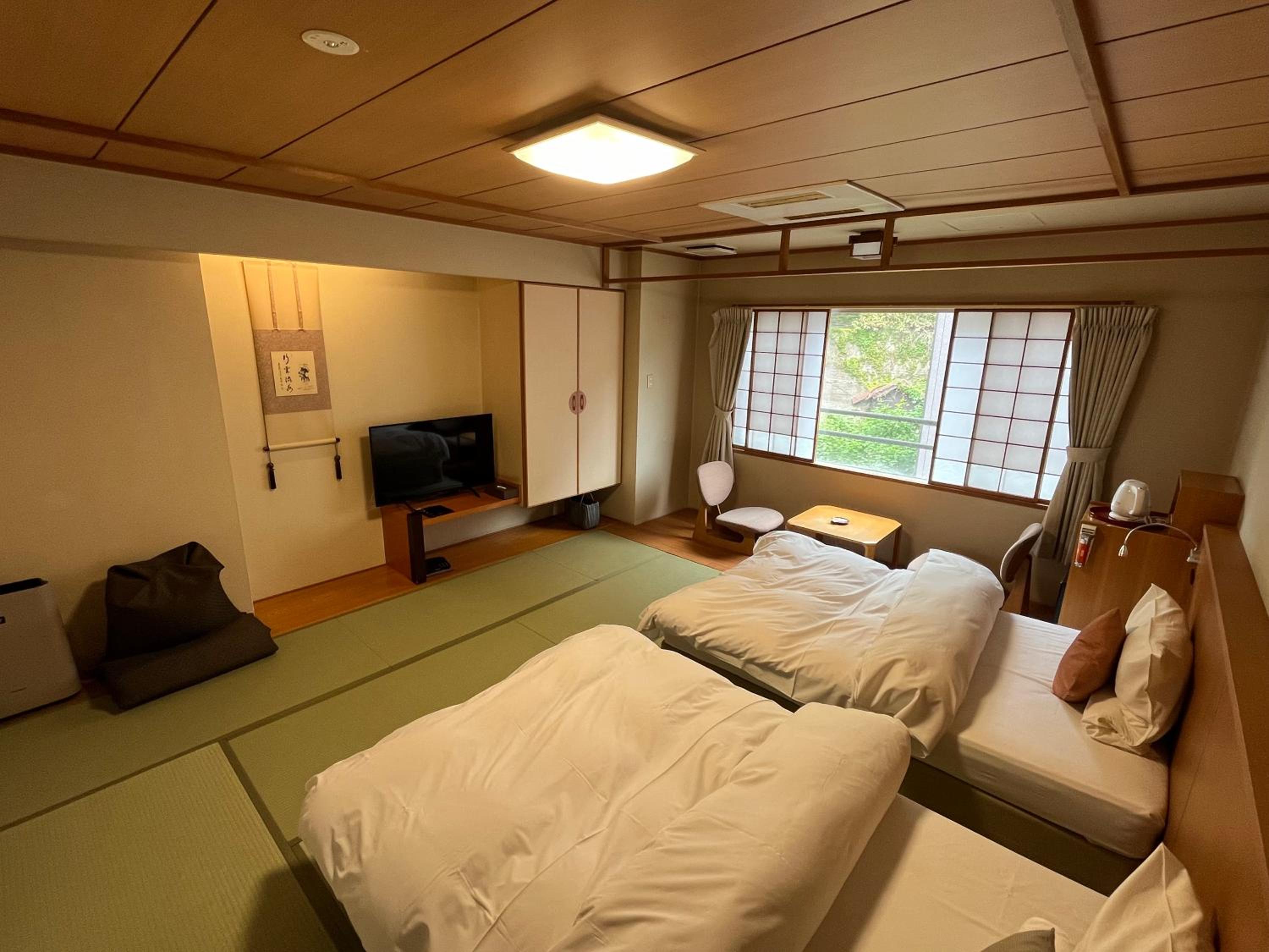 Standard Twin Room with Shared Bathroom photo 2